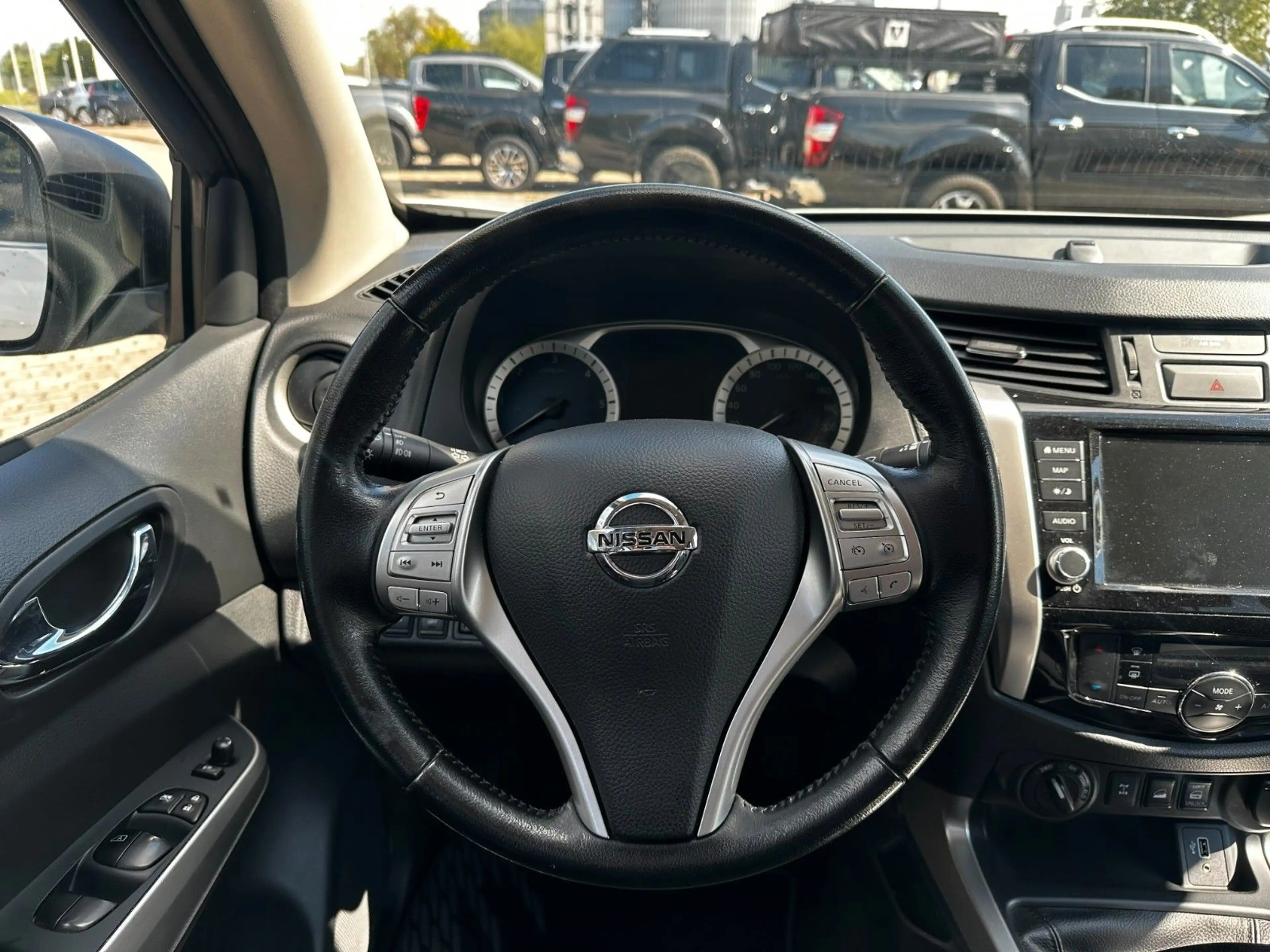 Nissan Navara NP300 N-Guard 4x4 wie neu, Werksgarantie — photo 9