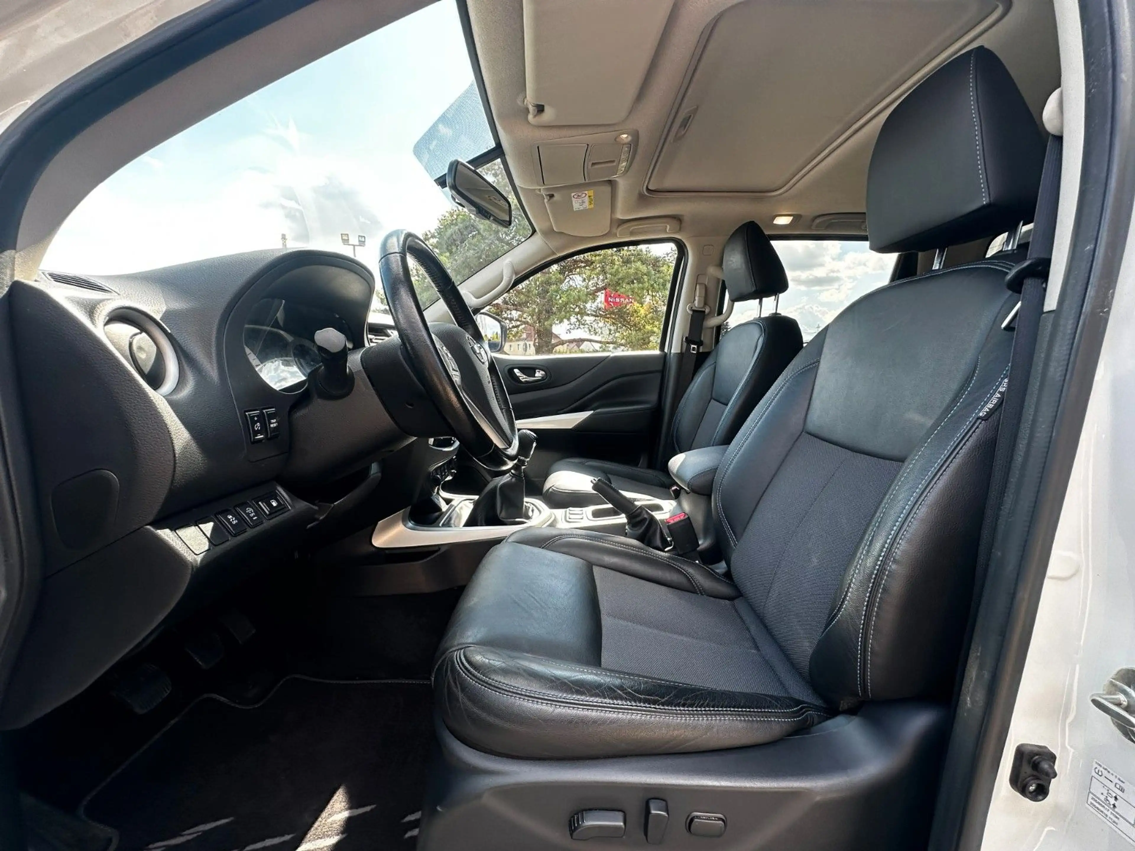 Nissan Navara NP300 N-Guard 4x4 wie neu, Werksgarantie — photo 7