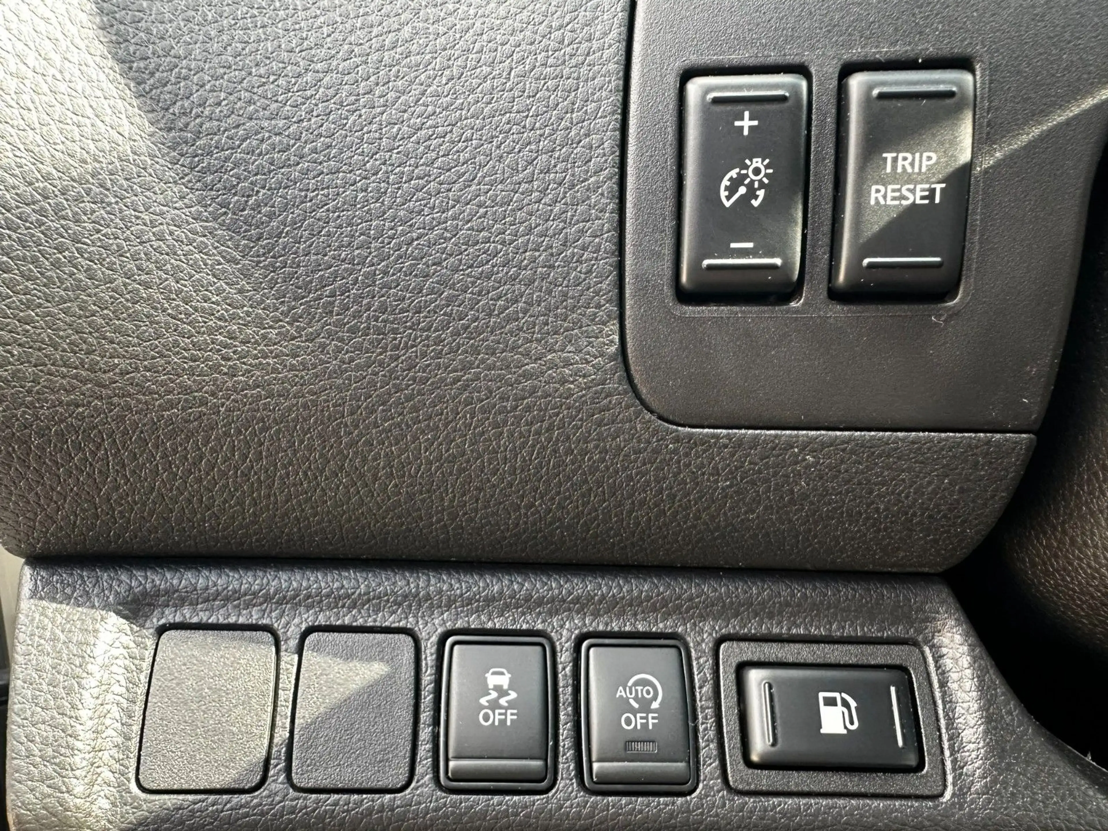 Nissan Navara NP300 N-Guard 4x4 wie neu, Werksgarantie — photo 11