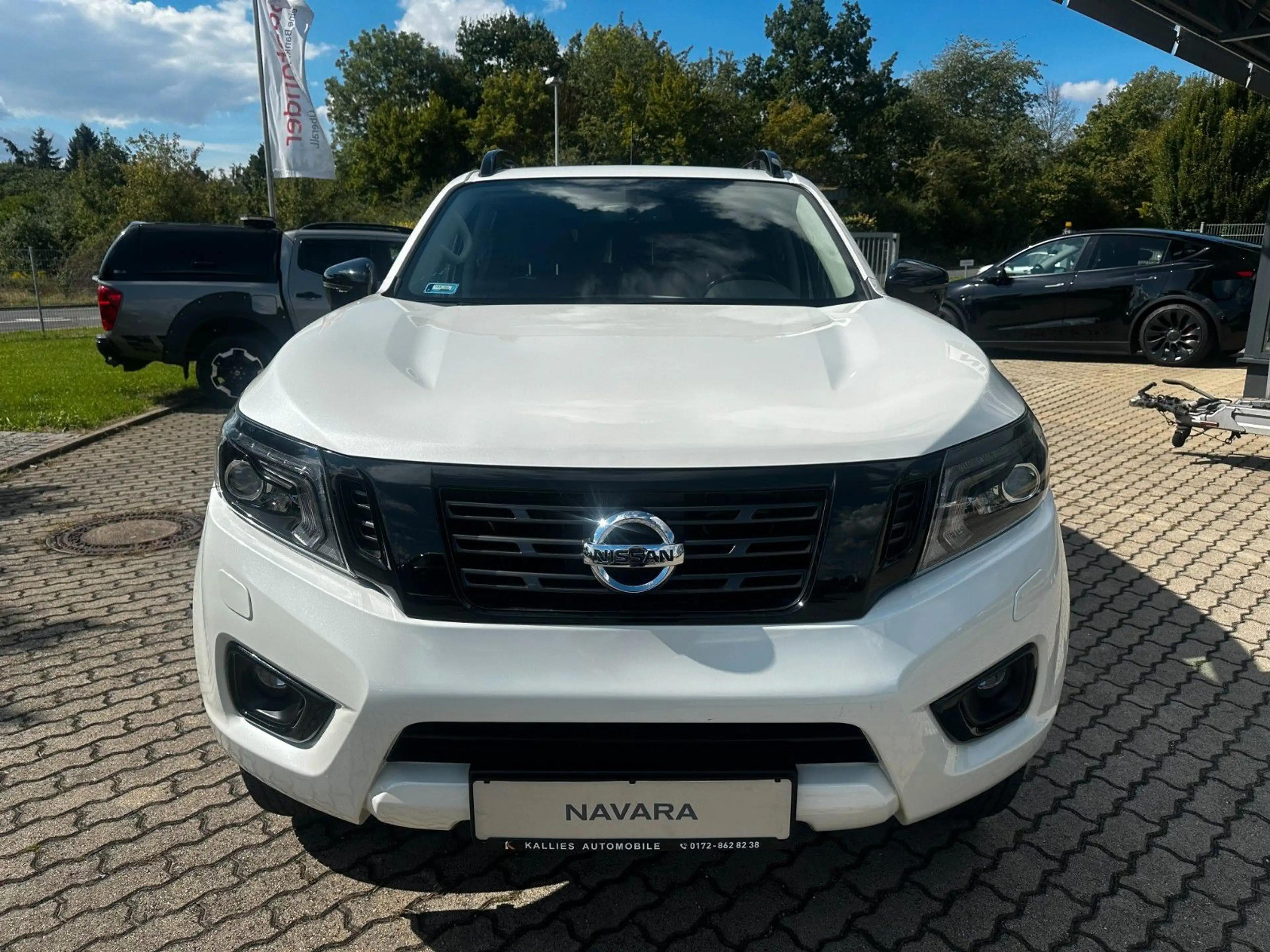 Nissan Navara NP300 N-Guard 4x4 wie neu, Werksgarantie — photo 2