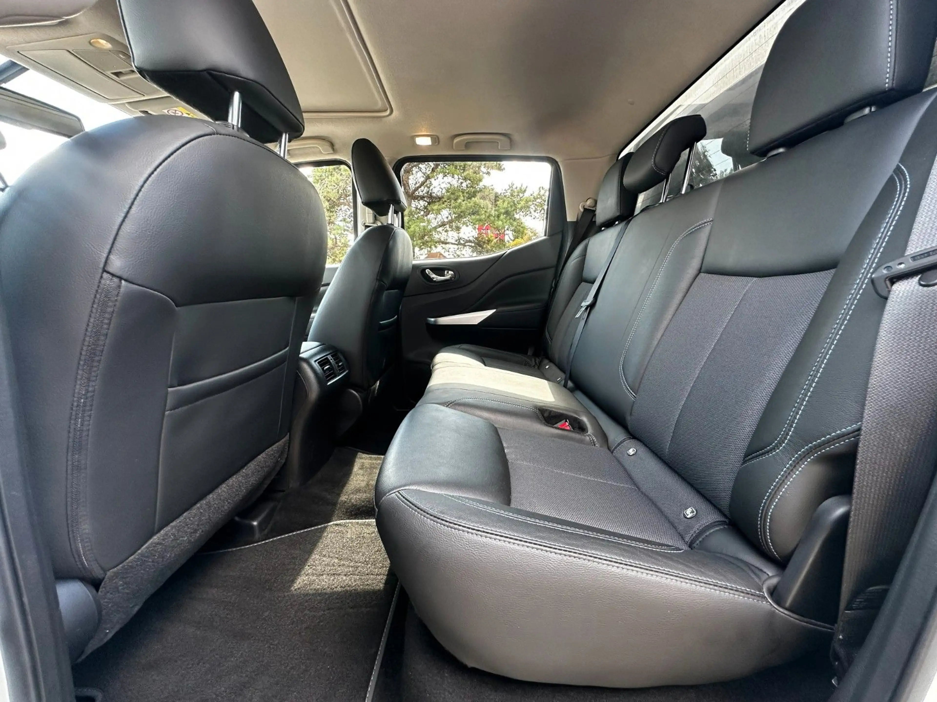 Nissan Navara NP300 N-Guard 4x4 wie neu, Werksgarantie — photo 8