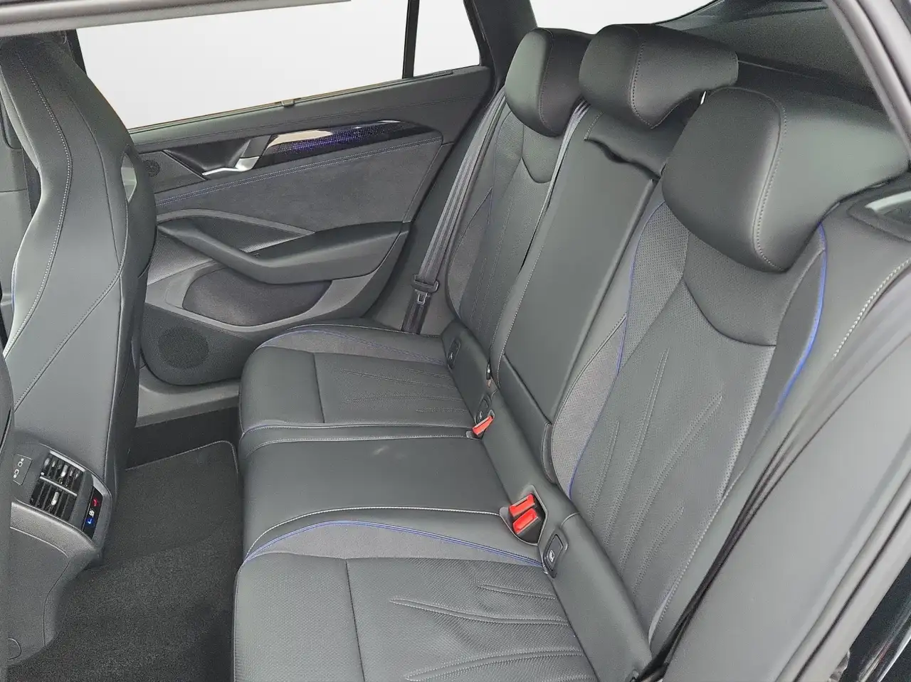 Volkswagen Passat Variant 2.0 TDI DSG 4M R-Line 12