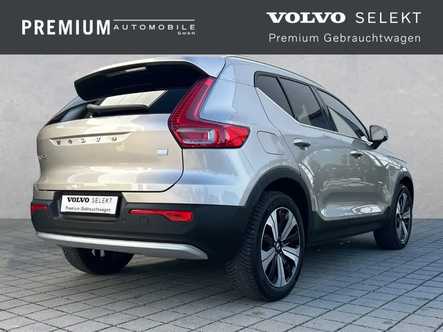 Volvo XC40 Plus Bright Recharge Plug-In Hybrid 2WD T4 Harman/ Grau - 2