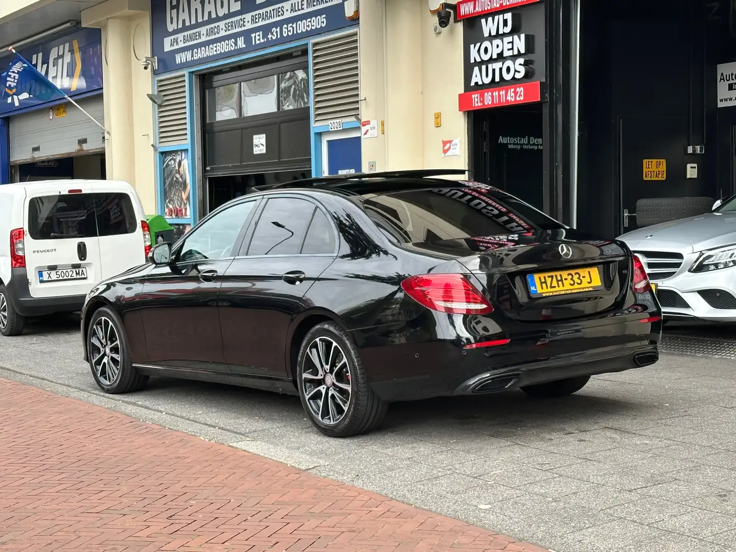 Mercedes-Benz E 220 d Prestige Plus Leer Navi Pano Black - 2