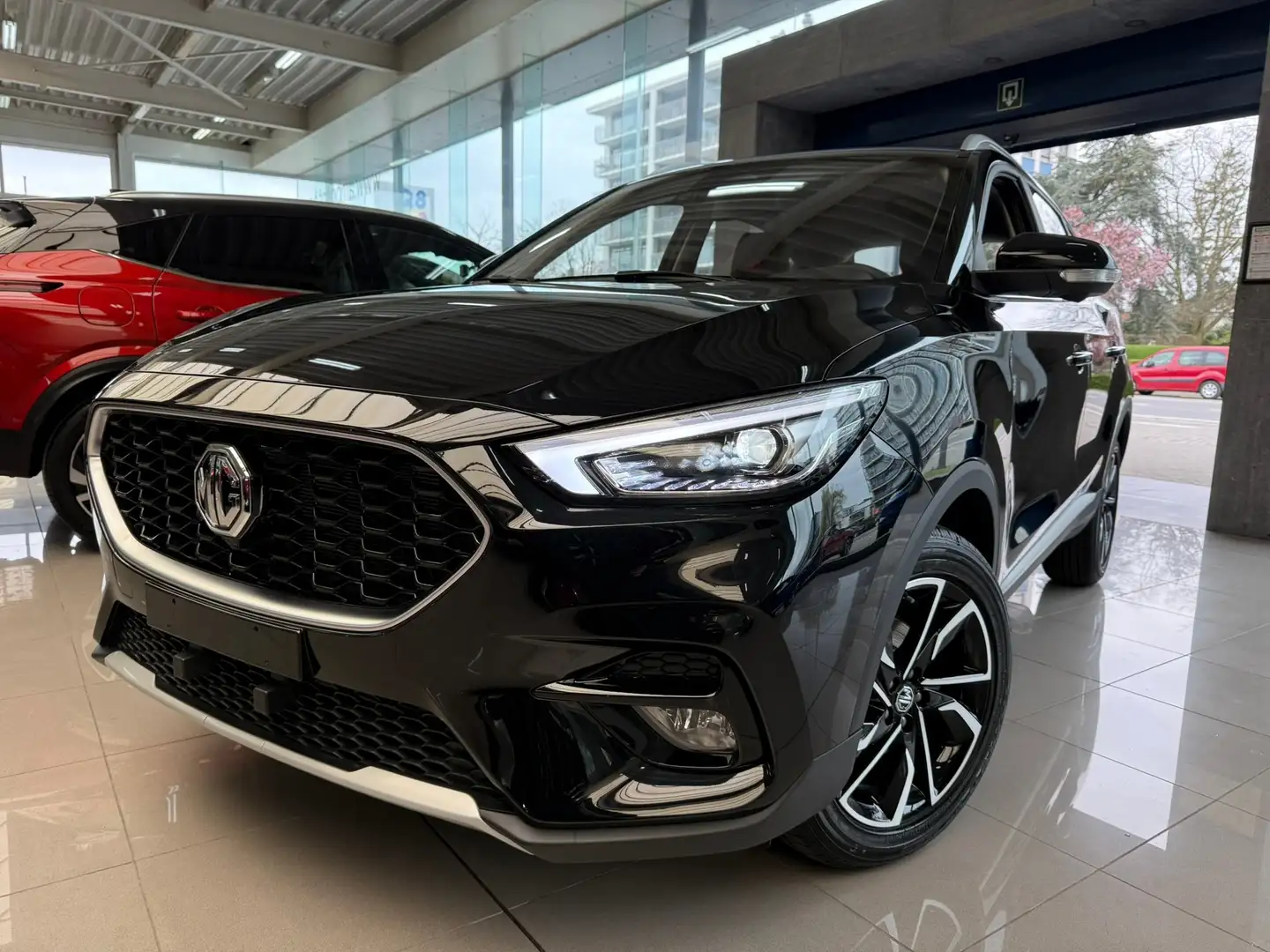 MG ZS 1.5i LUXURY+GPS/LEDER/360 CAM/LED/VERW.ZET-NIEUW! Zwart - 1
