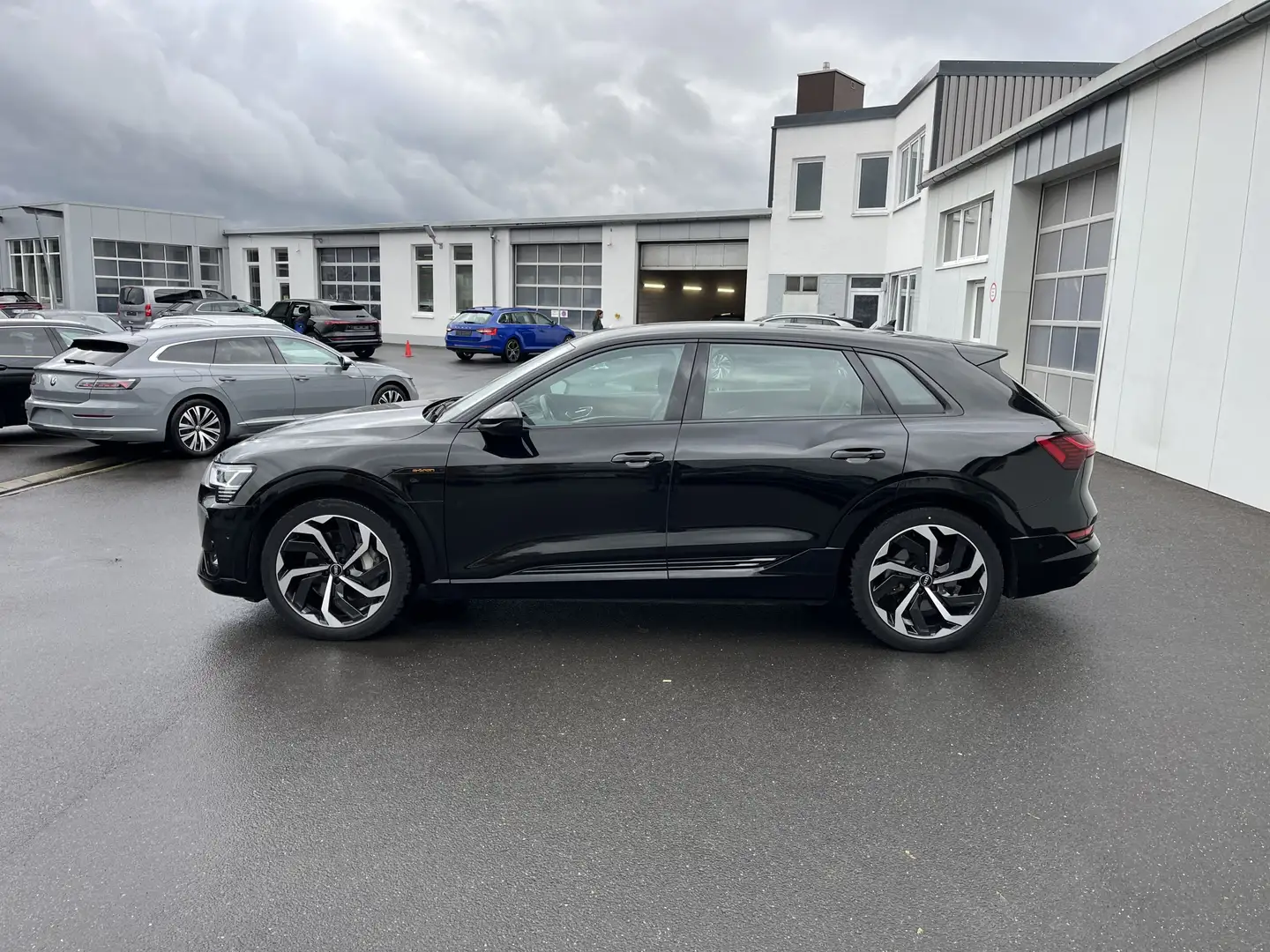 Audi e-tron quattro S line 220€ m. 20% Anzahlung AHK 95kWh N Schwarz - 2
