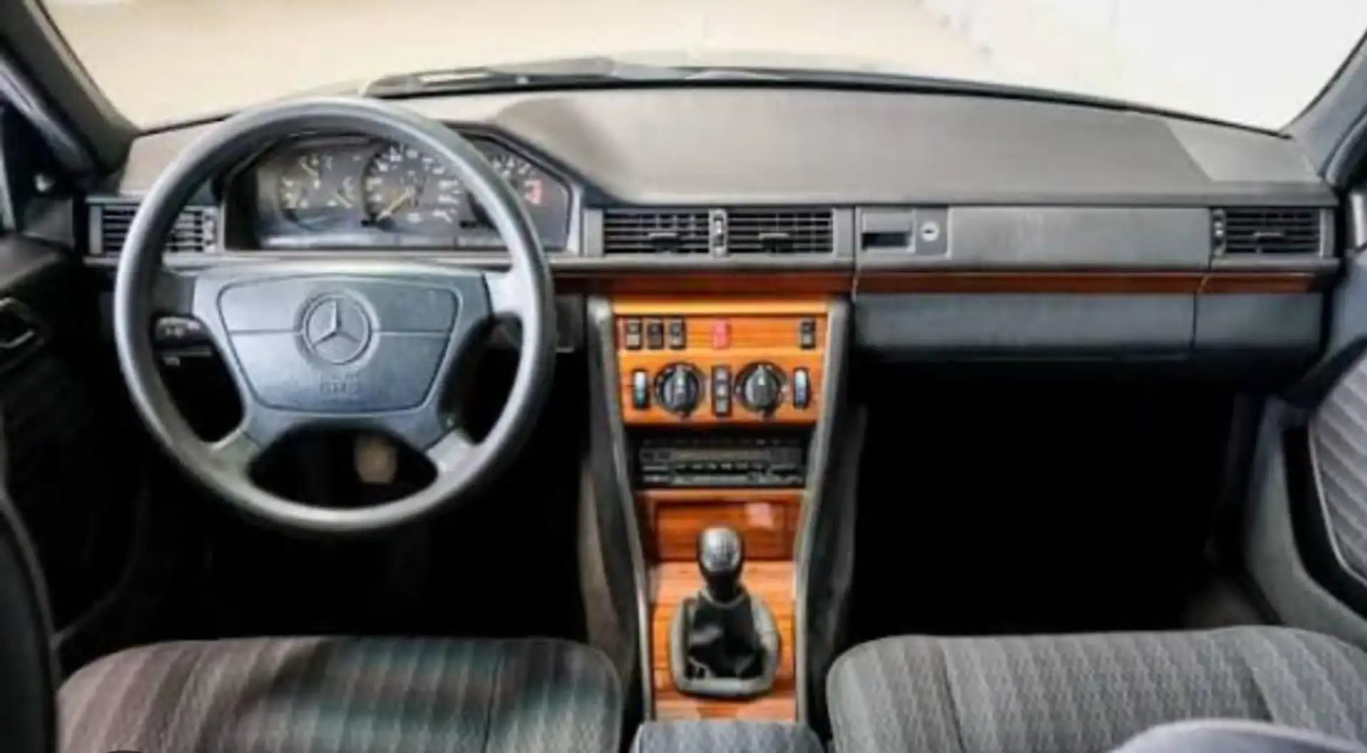 Mercedes-Benz E 200 - 1