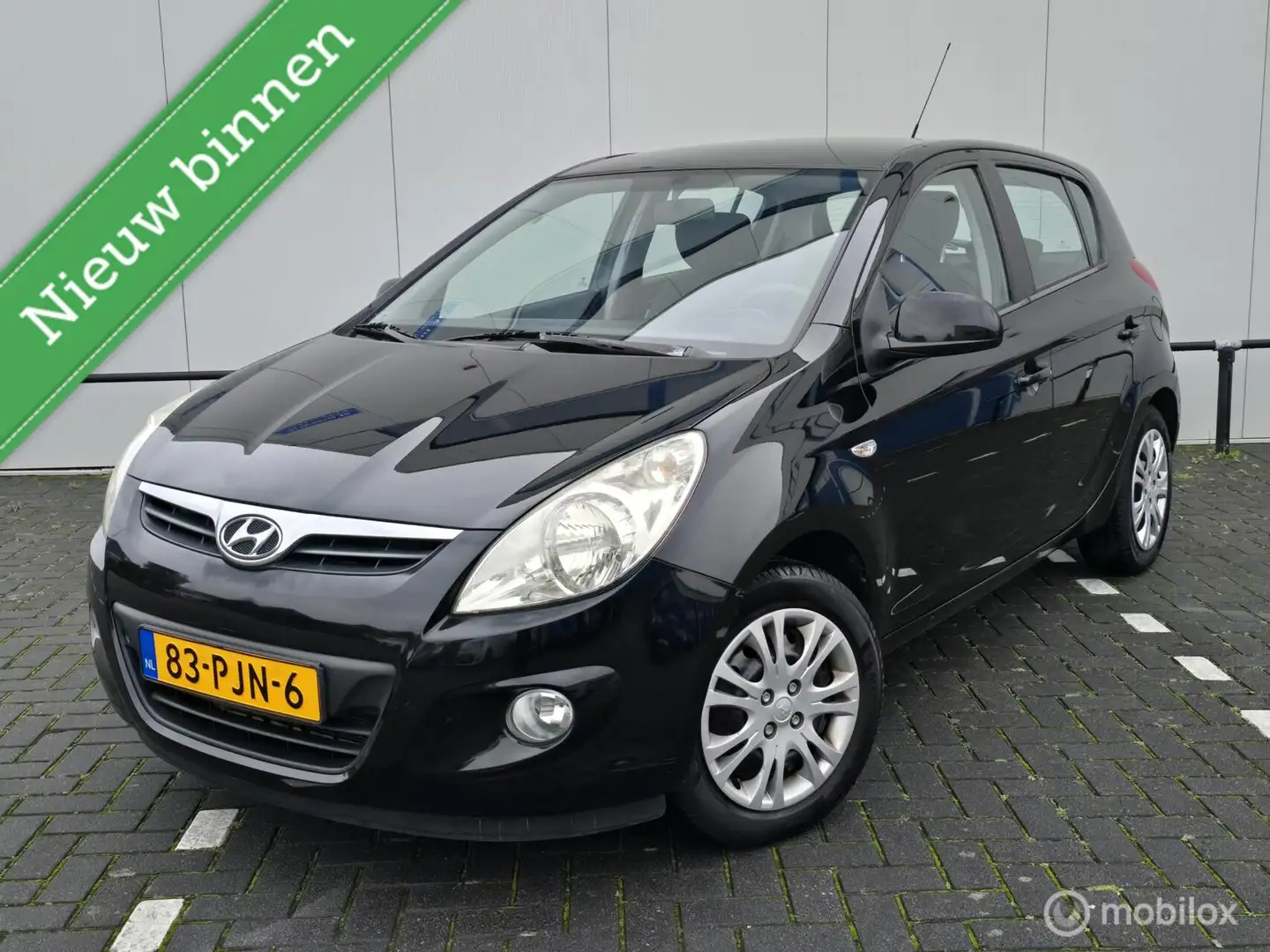 Hyundai i20 1.2i i-Motion 2e eigenaar! Nieuwe apk! Zwart - 1