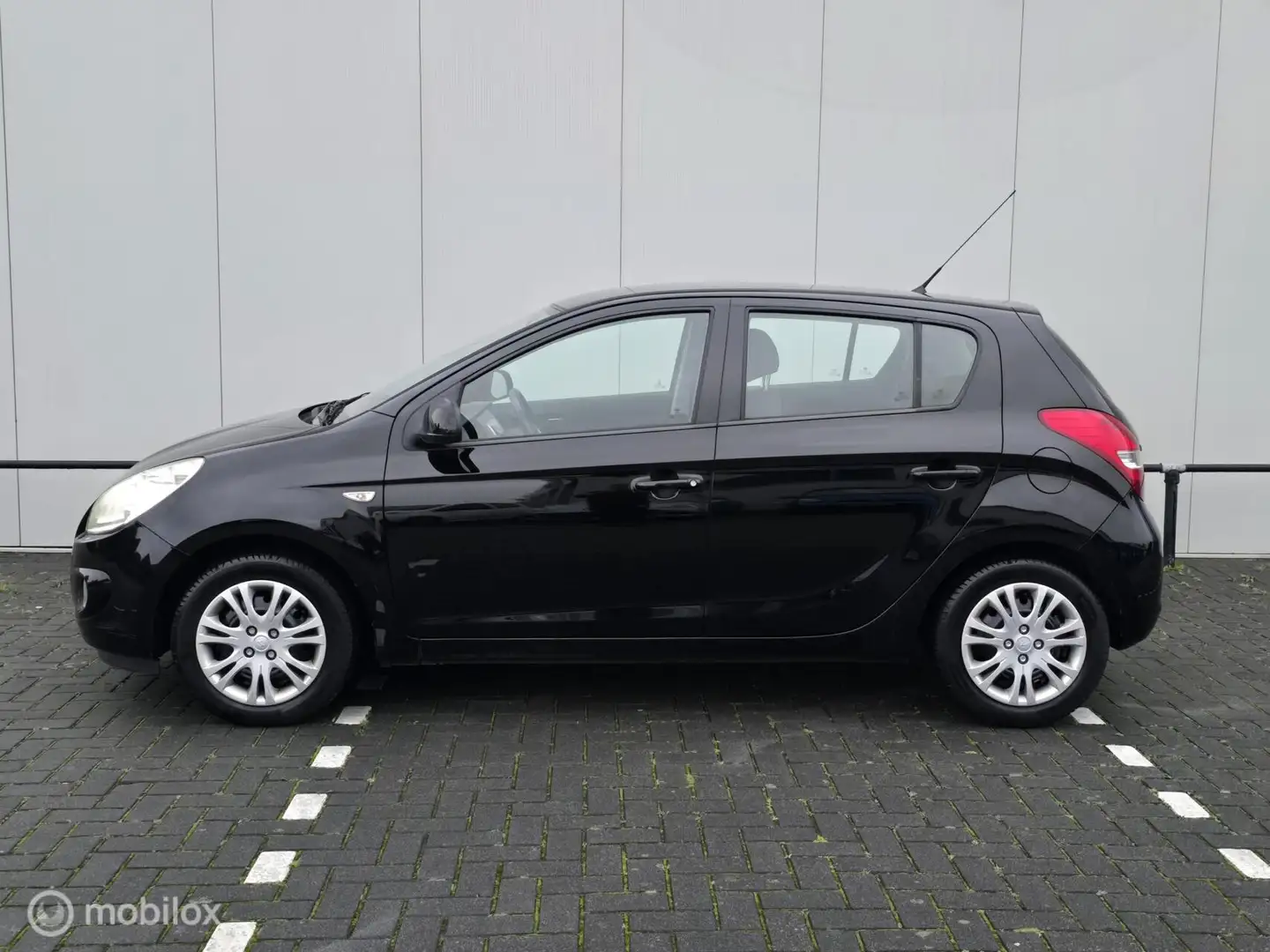 Hyundai i20 1.2i i-Motion 2e eigenaar! Nieuwe apk! Zwart - 2