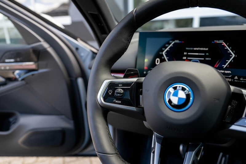 BMW 550 5-serie 550e xDrive Touring M Sport Pro | Panorama — photo 17