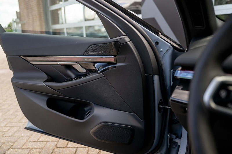 BMW 550 5-serie 550e xDrive Touring M Sport Pro | Panorama — photo 15