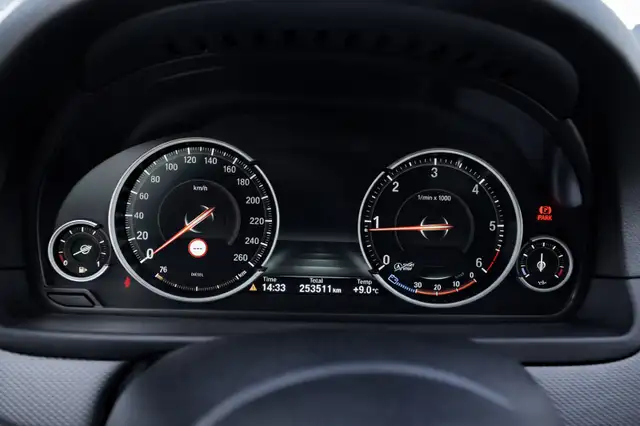 BMW 5 Series view 9