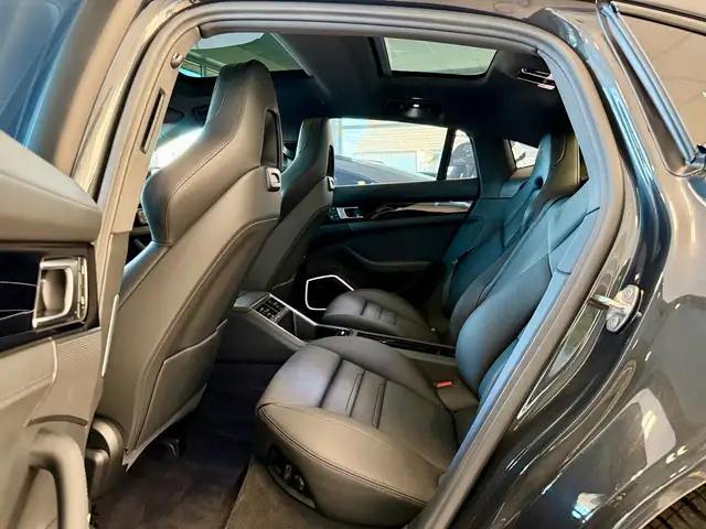 Porsche Panamera view 9