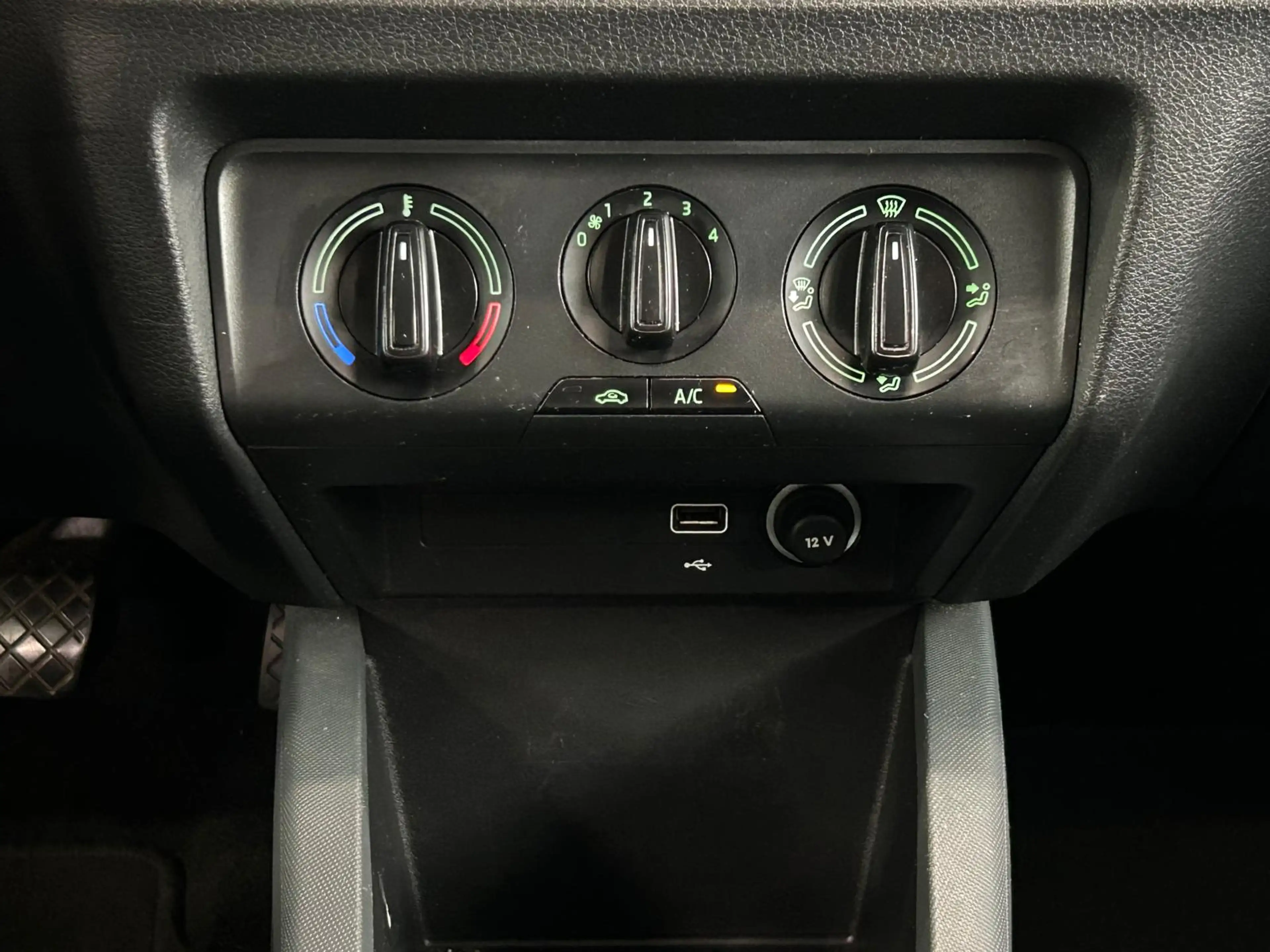 Skoda Fabia 1.0 TSI Active — photo 10