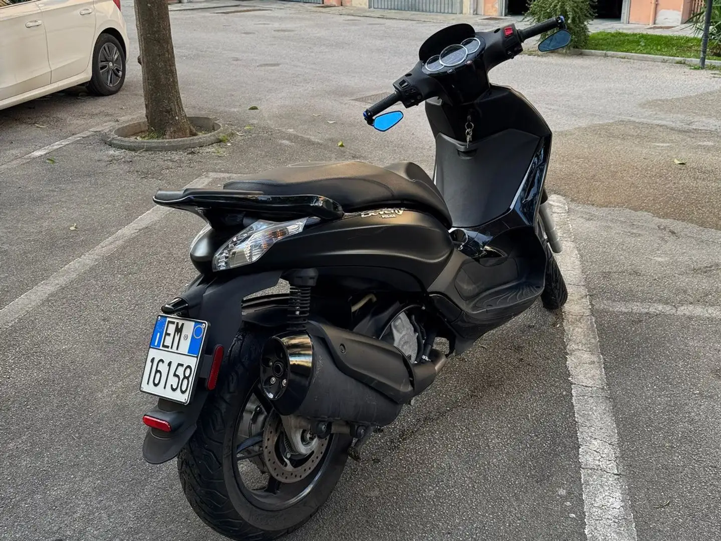 Piaggio Beverly 350 Police A.B.S. Negru - 1