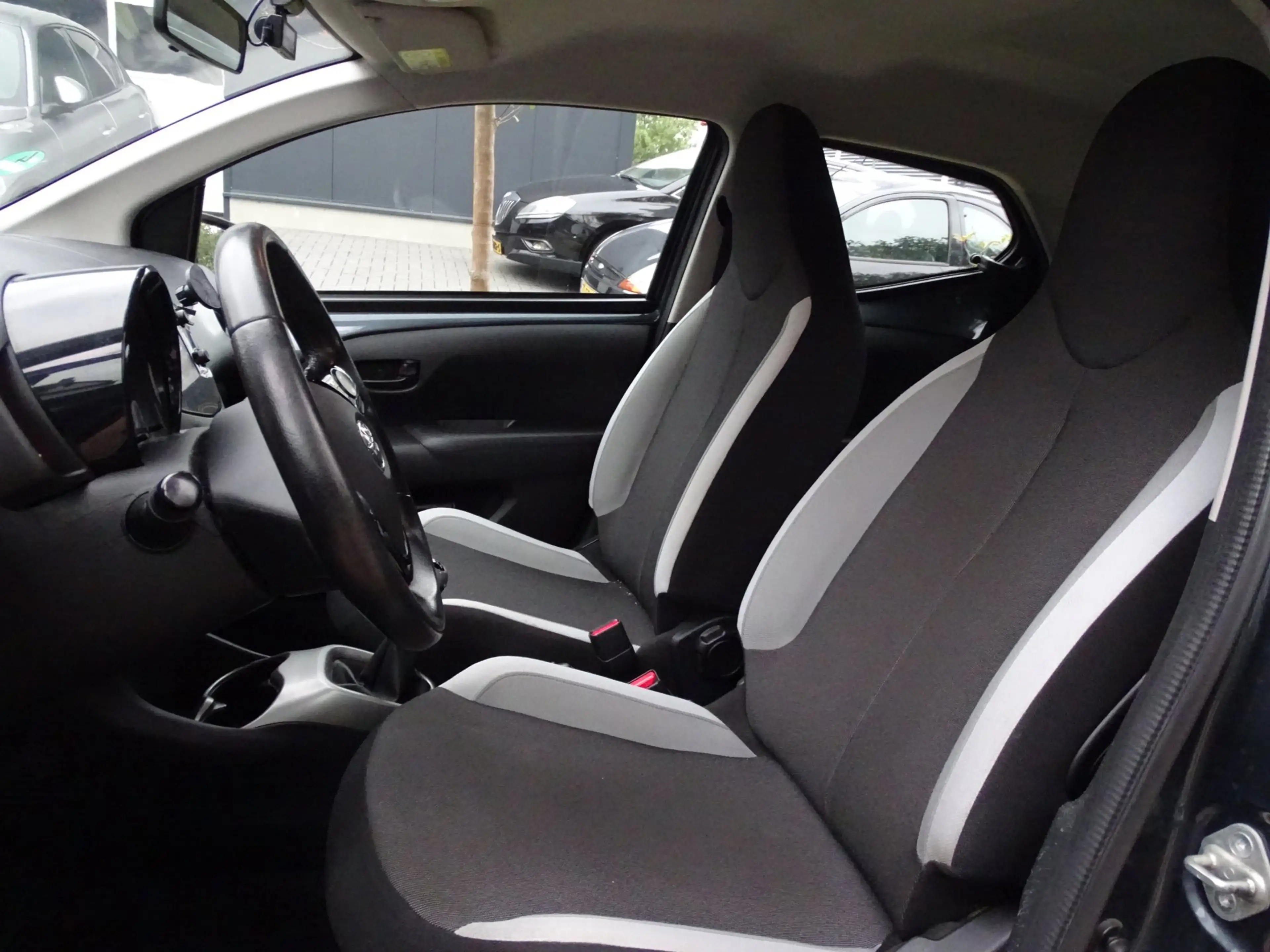 Toyota Aygo 1.0 VVT-i x-play — photo 12