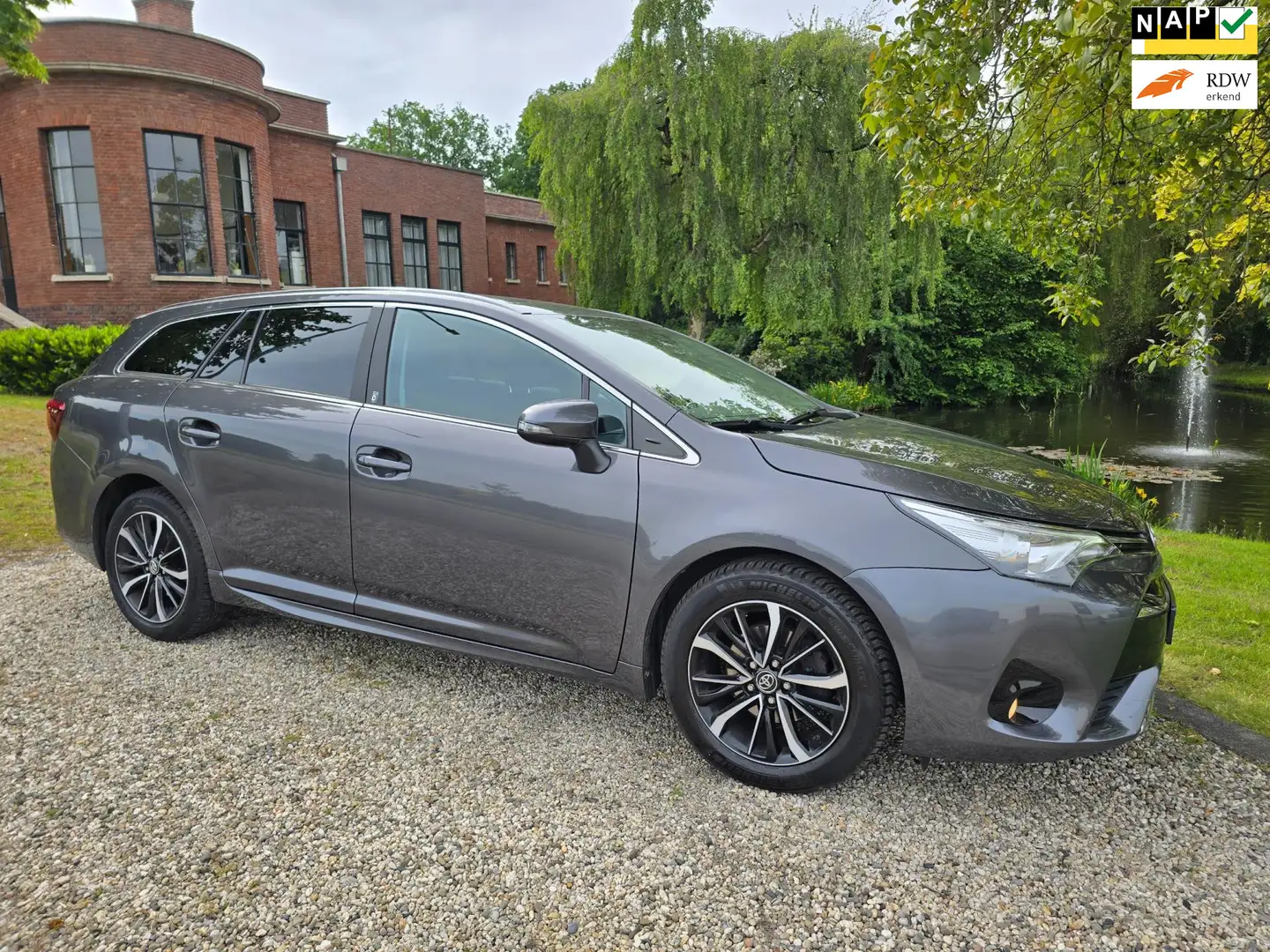 Toyota Avensis Touring Sports 1.8 VVT-i SkyView Edition Gris - 1