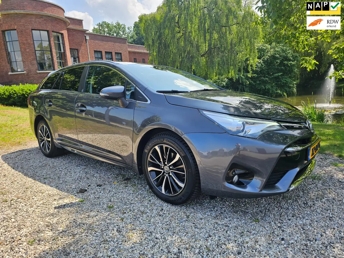 Toyota Avensis Touring Sports 1.8 VVT-i SkyView Edition Airco Cru Grigio - 1