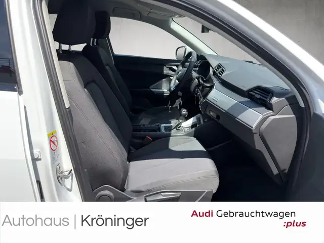 Audi Q3 view 9