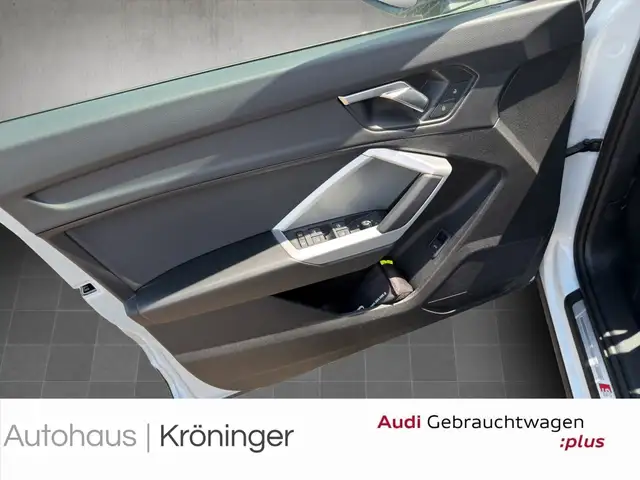 Audi Q3 view 8