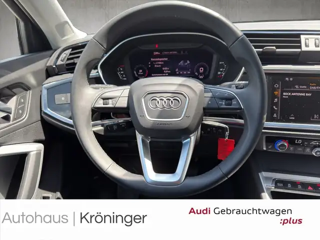 Audi Q3 view 11