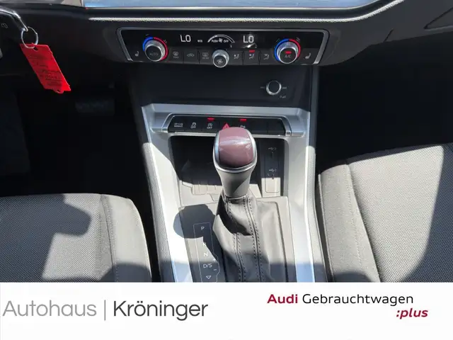 Audi Q3 view 14