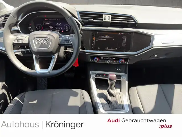 Audi Q3 view 13