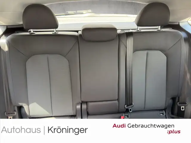 Audi Q3 view 10