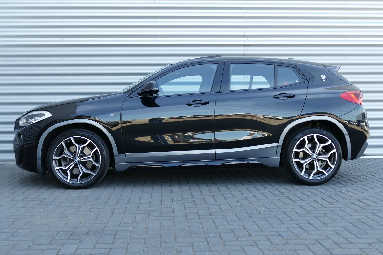 BMW X2 SDRIVE20i 190PK HIGH EXECUTIVE M-SPORT AUTOMAAT / Zwart - 2