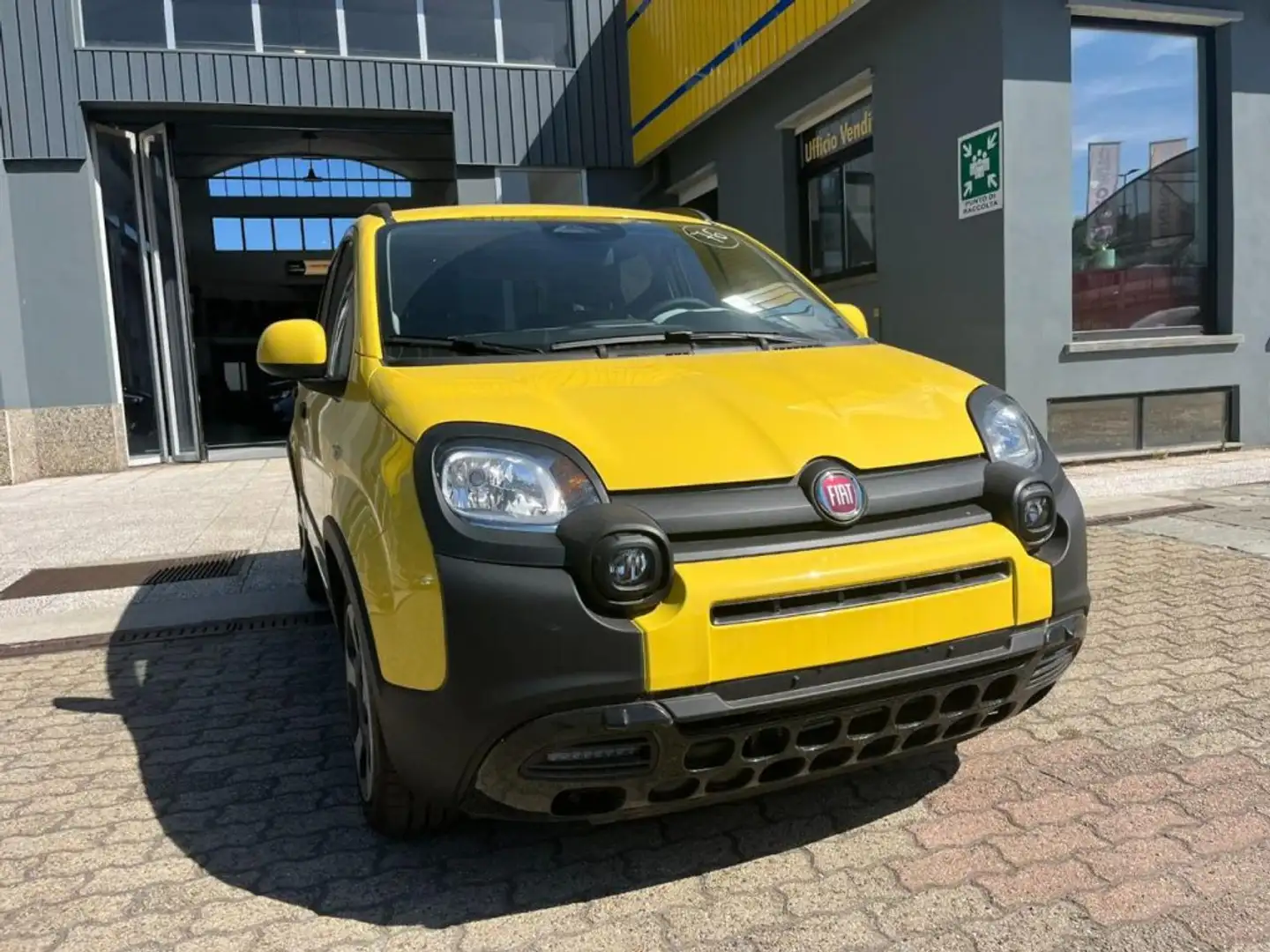 Fiat Panda 1.0 FireFly S&S Hybrid Pandina in pronta consegna Giallo - 2