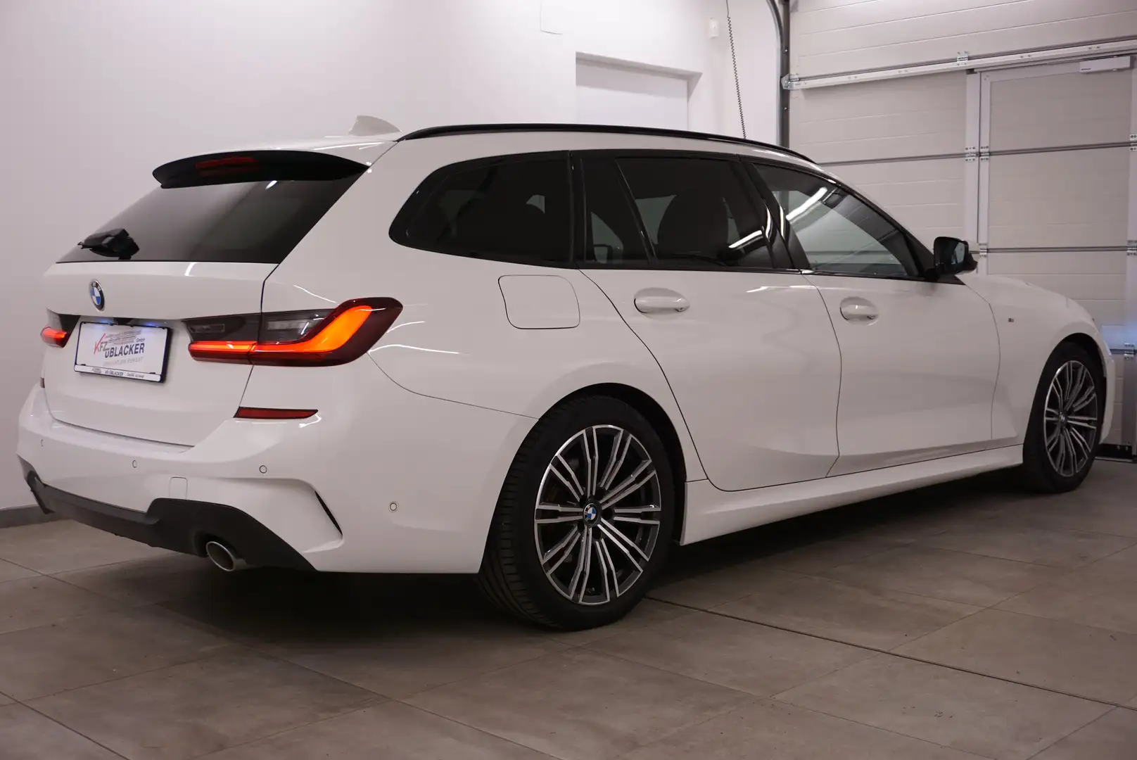 BMW 318 d M Sport// Anhängervorrichtung // Lenkradheiz. Weiß - 2
