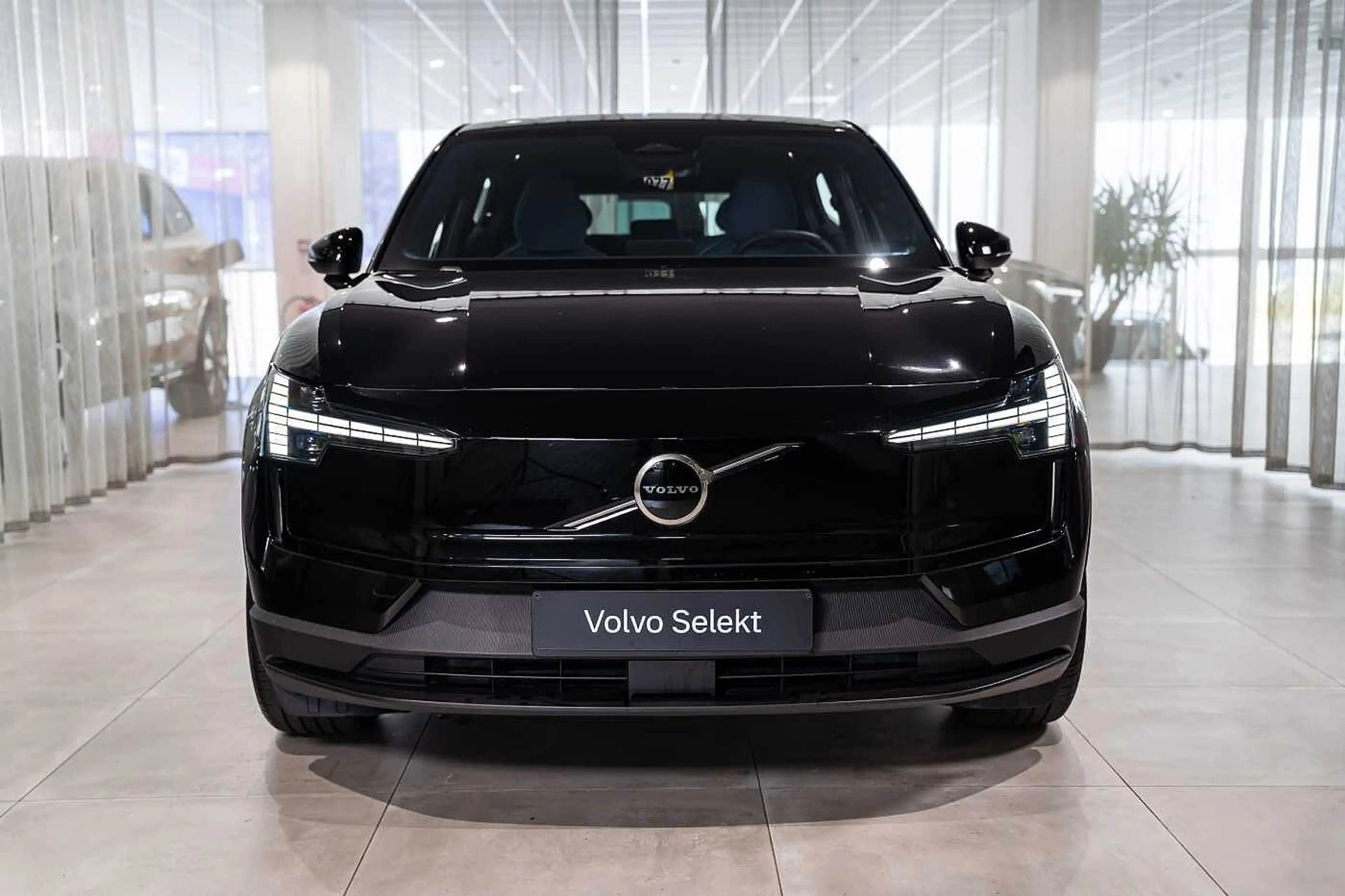 Volvo EX30 Core, Single Motor Extended Range — photo 3