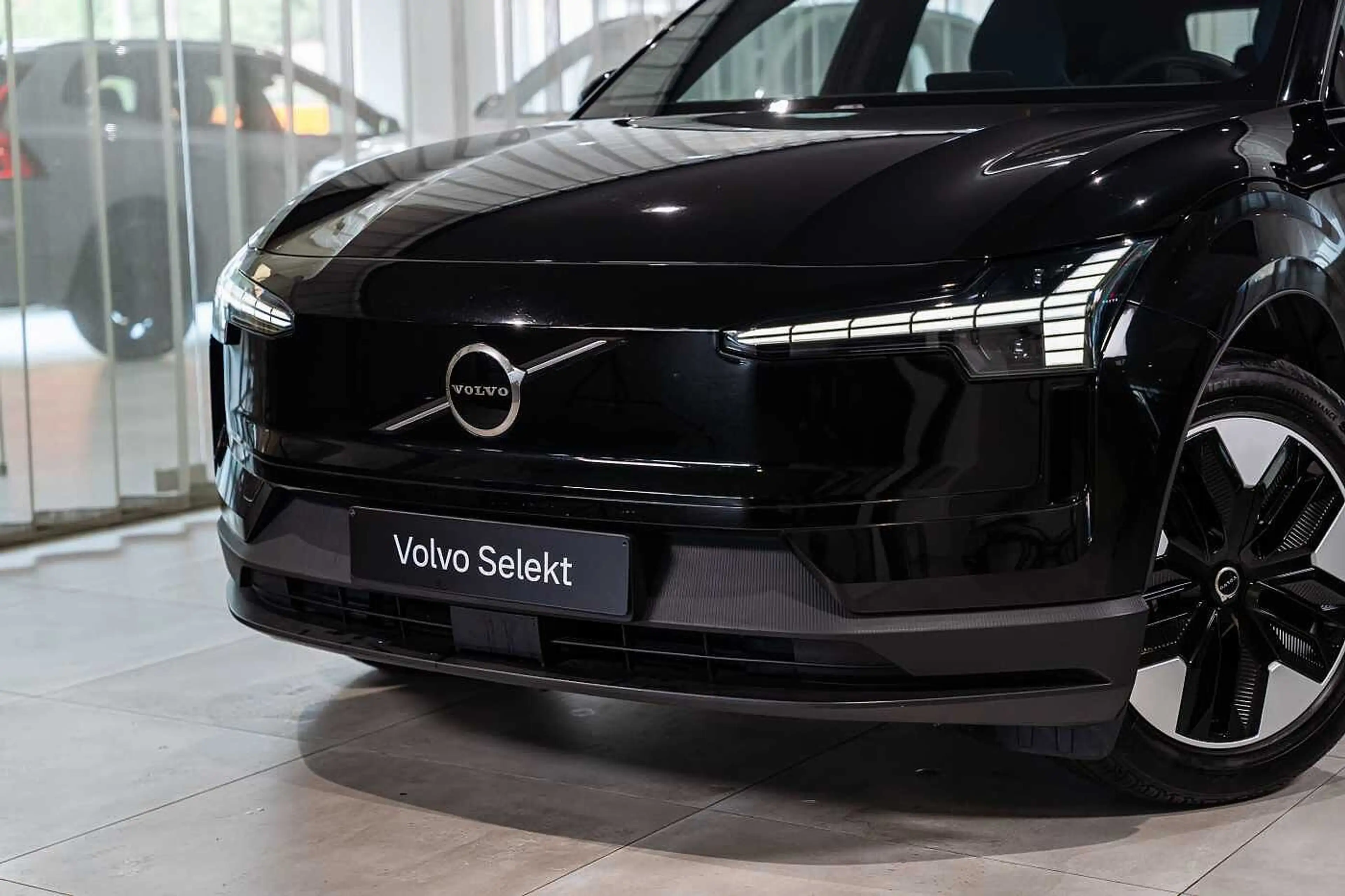 Volvo EX30 Core, Single Motor Extended Range — photo 2