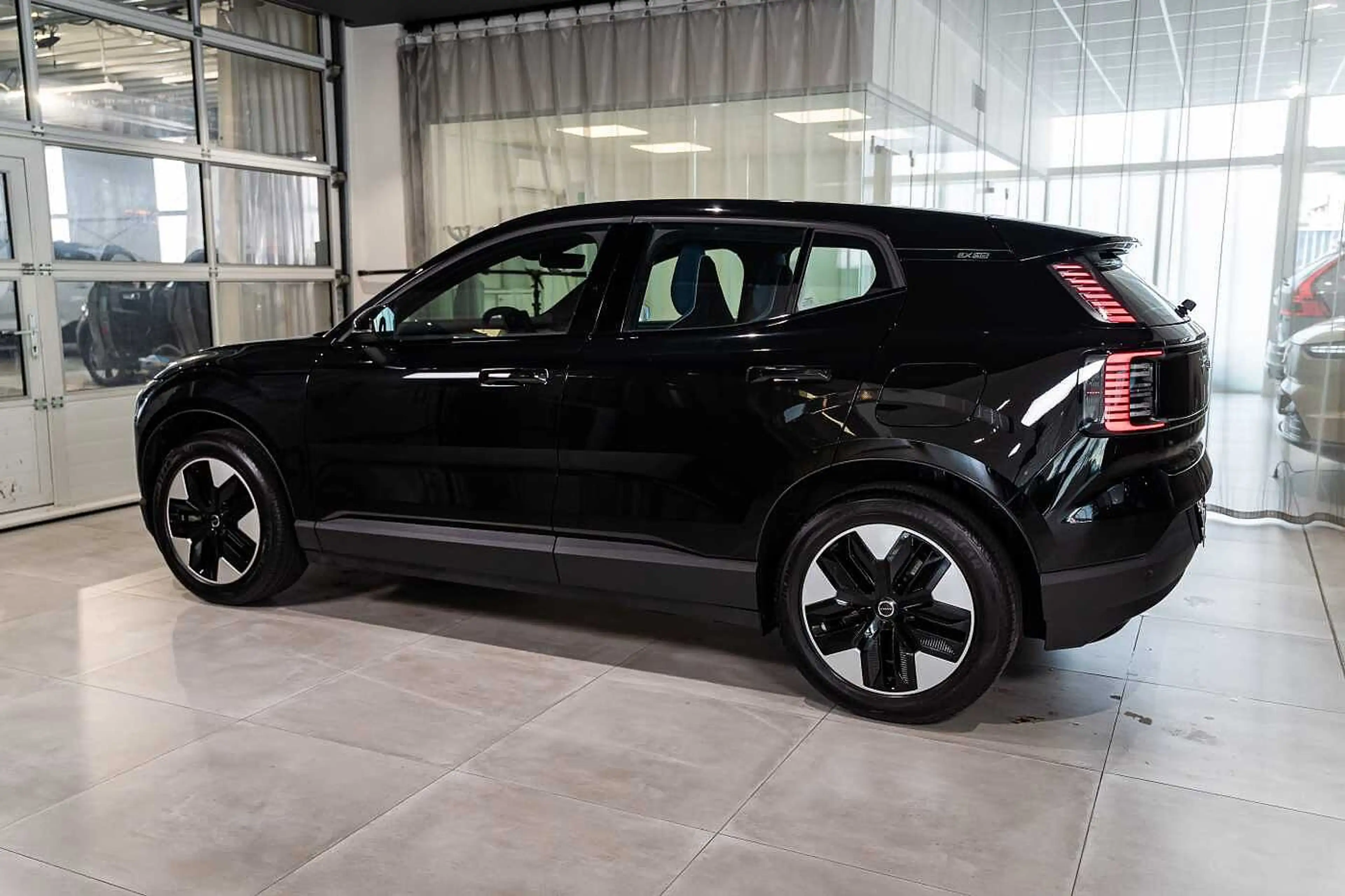 Volvo EX30 Core, Single Motor Extended Range — photo 4