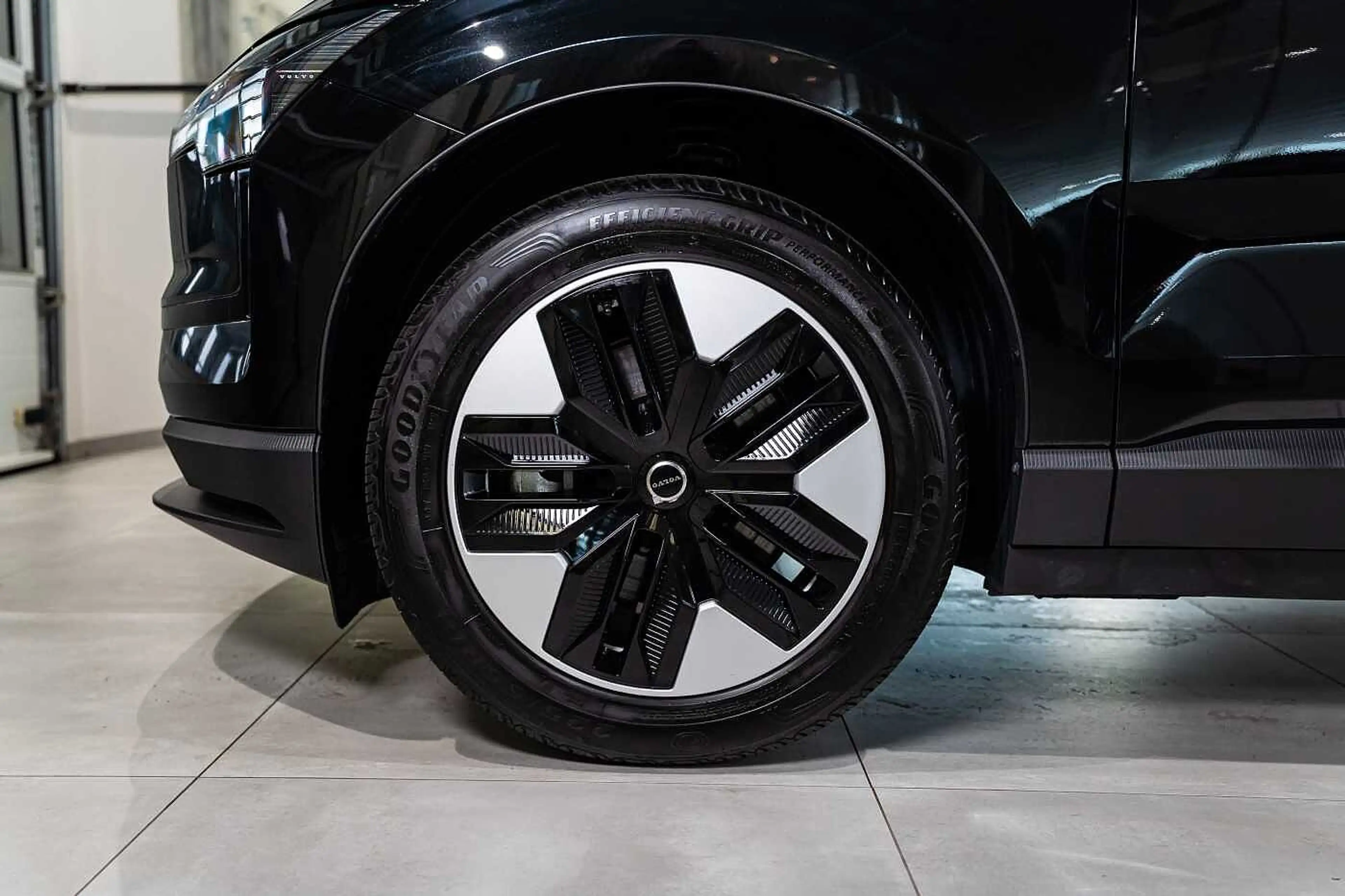 Volvo EX30 Core, Single Motor Extended Range — photo 5