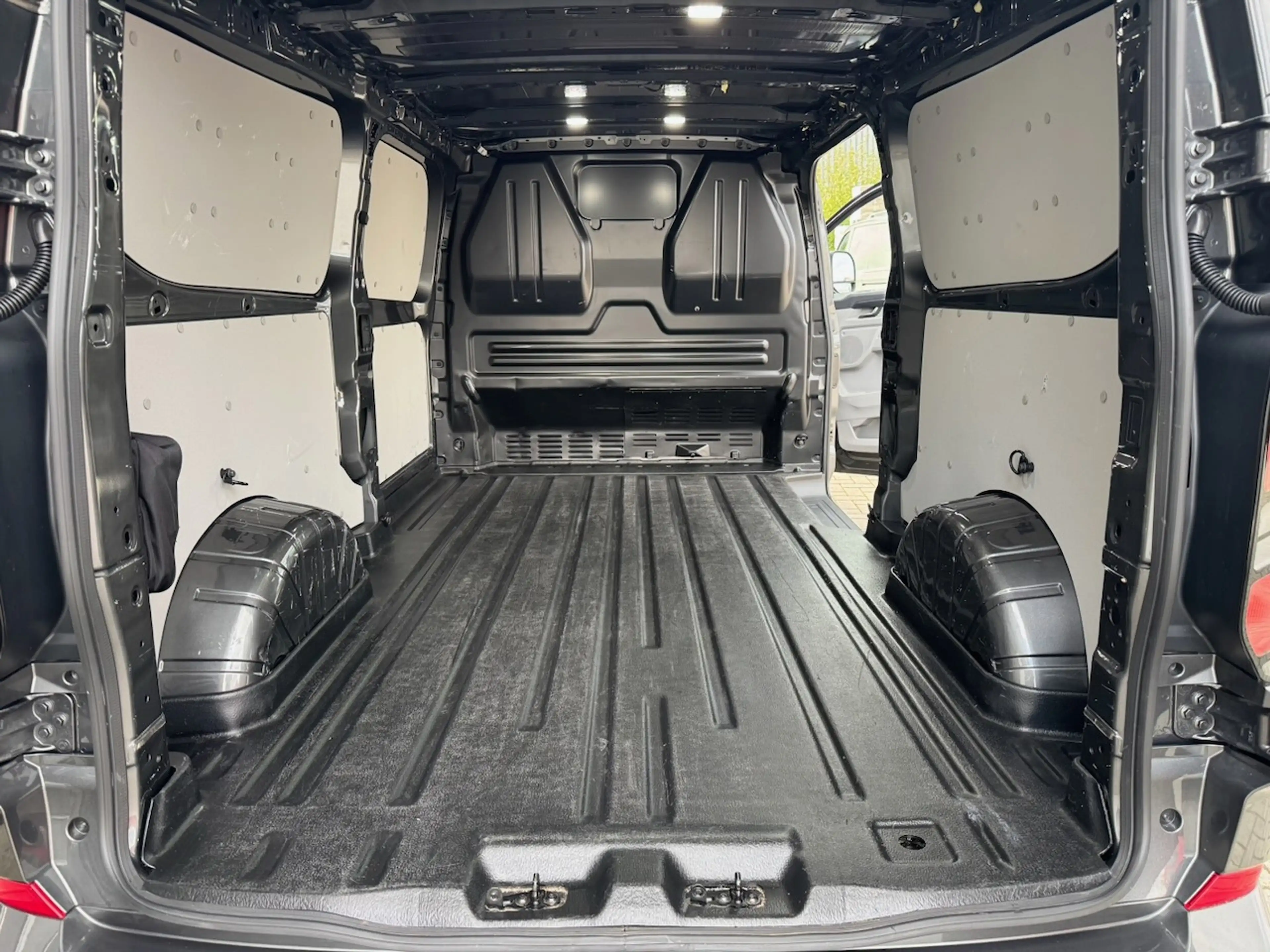 Ford Transit Custom 320 2.0 TDCI 136pk L2H1 Limited | Trekhaak | Navi — photo 10
