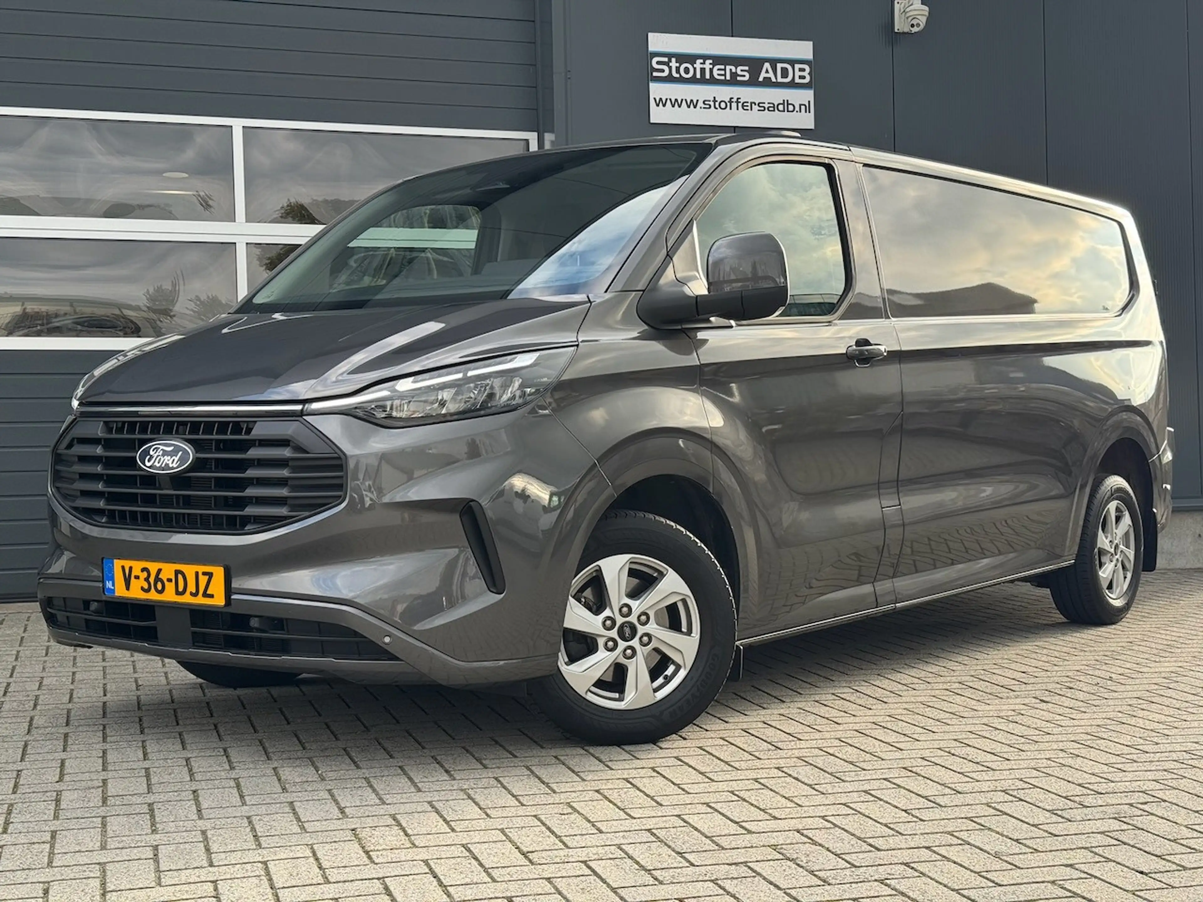 Ford Transit Custom 320 2.0 TDCI 136pk L2H1 Limited | Trekhaak | Navi