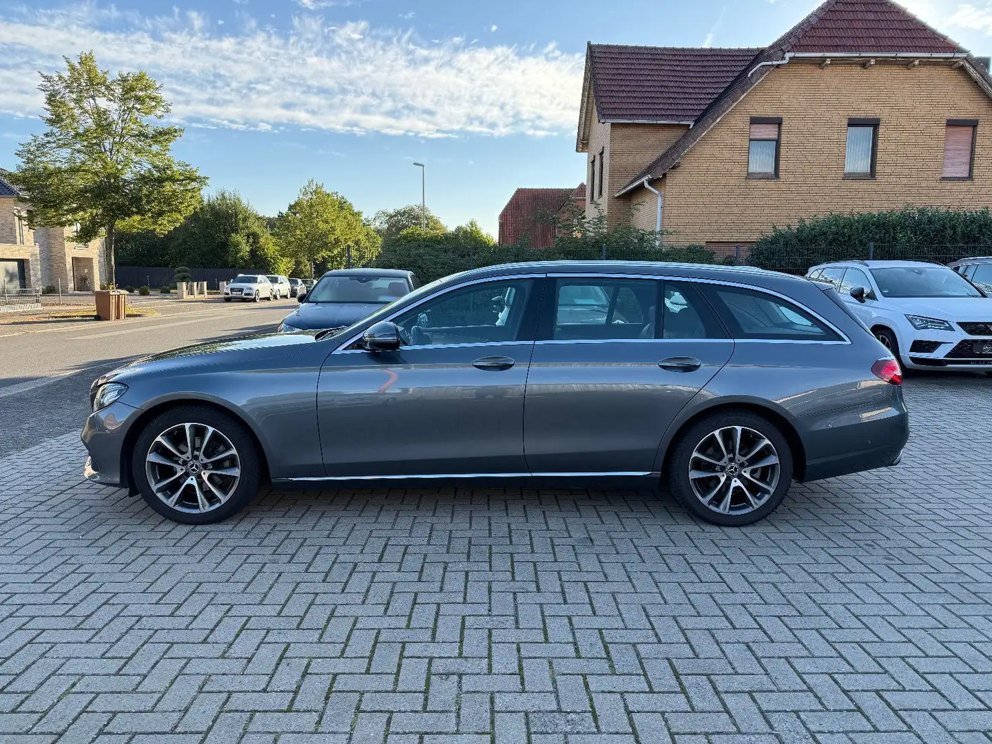 Mercedes-Benz E 220 d T | LED | Kamera | LED | Servive neu Gris - 2