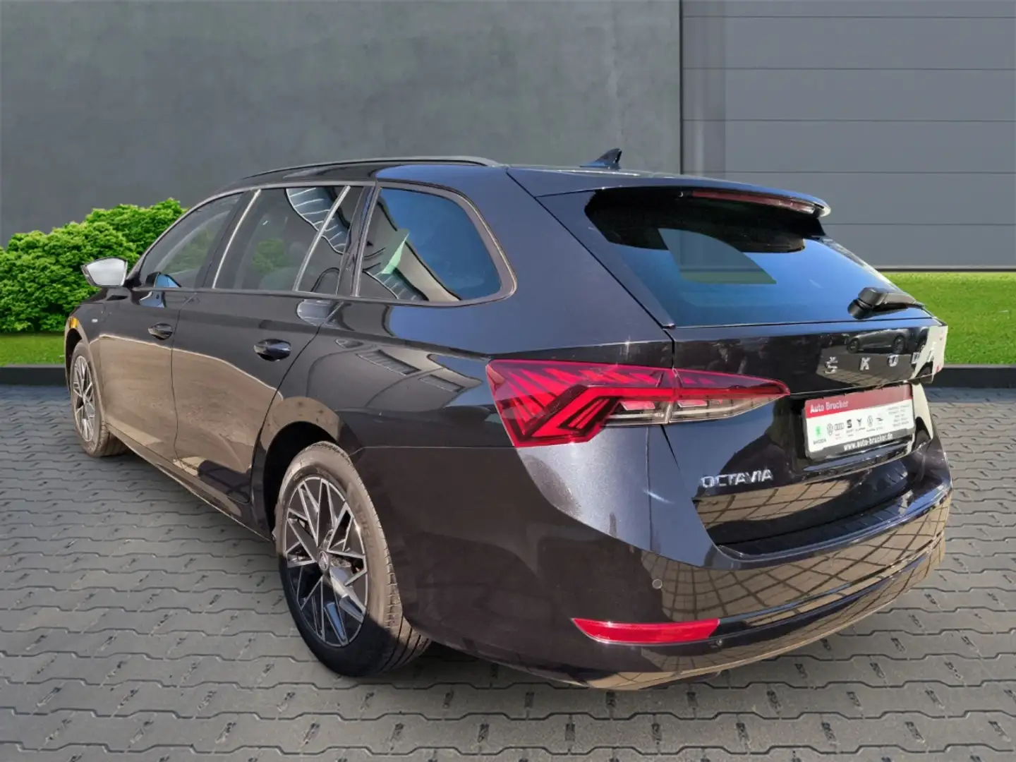 Skoda Octavia Combi Clever 2.0 TDI+Alufelgen+Navi+Klimaautomatik Schwarz - 2