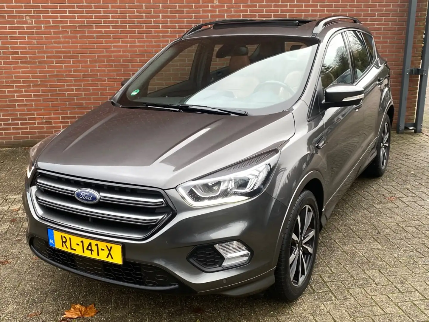 Ford Kuga 1.5 ECOB. ST LINE PANO-DAK NAV CRUISE CARPLAY CAME Grijs - 2