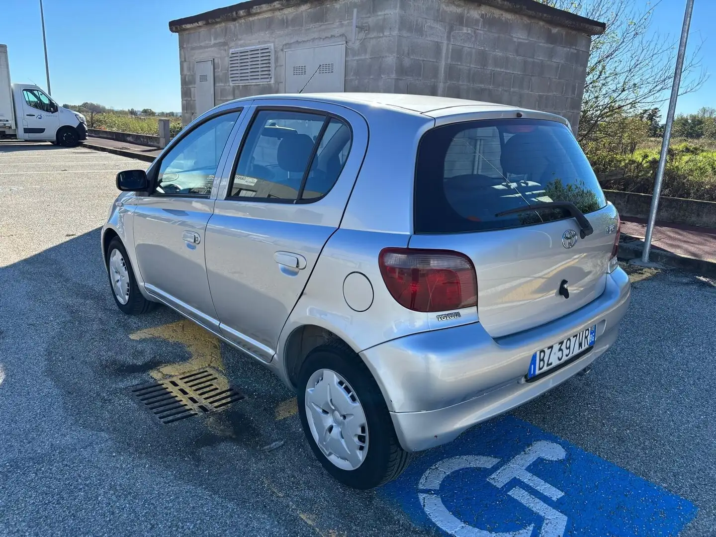 Toyota Yaris 1.3i 16V cat 5 porte Luna Argento - 2