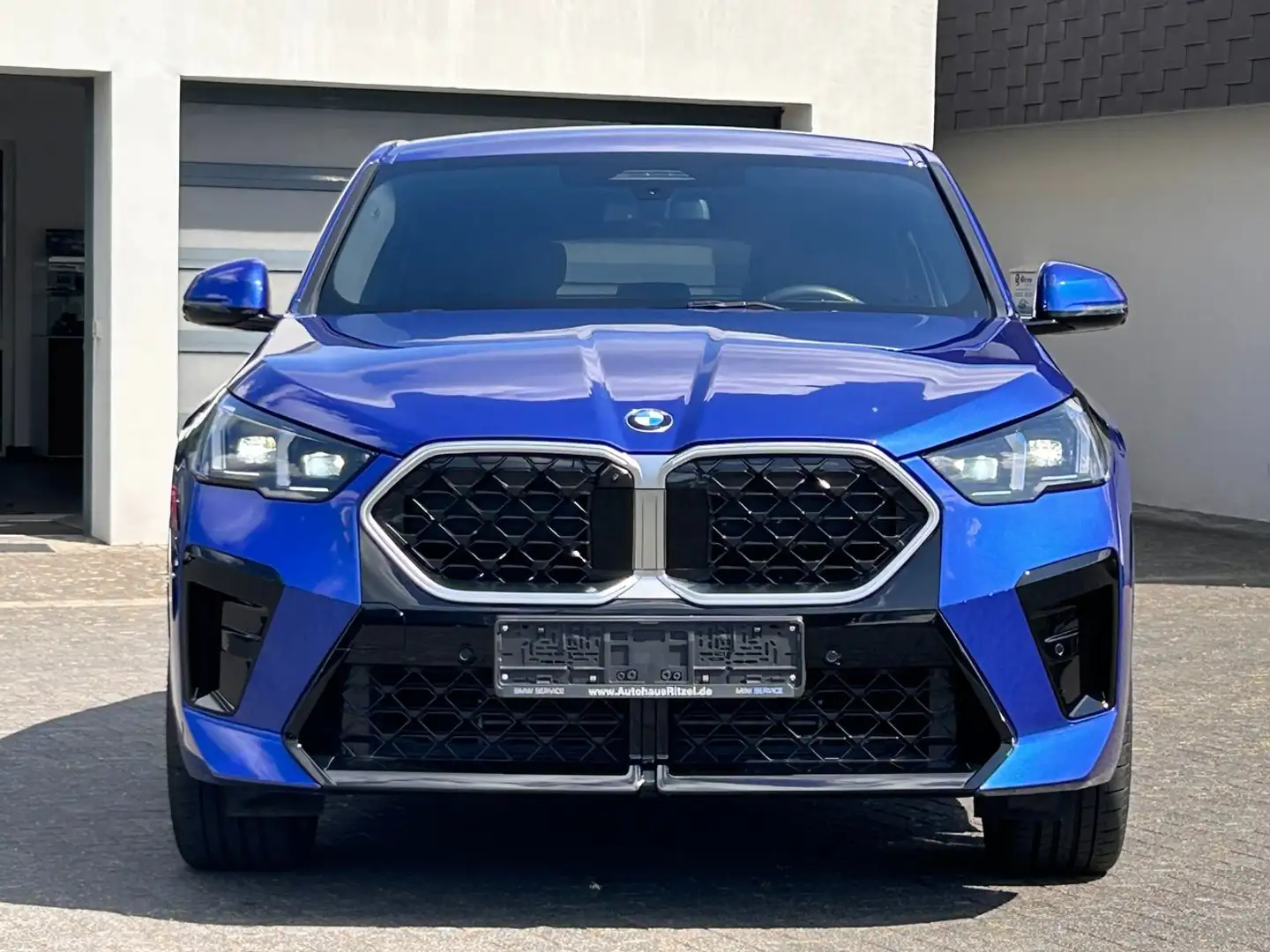 BMW X2 sDrive20i / M Sportpaket / Niere Iconic Glow Blue - 2