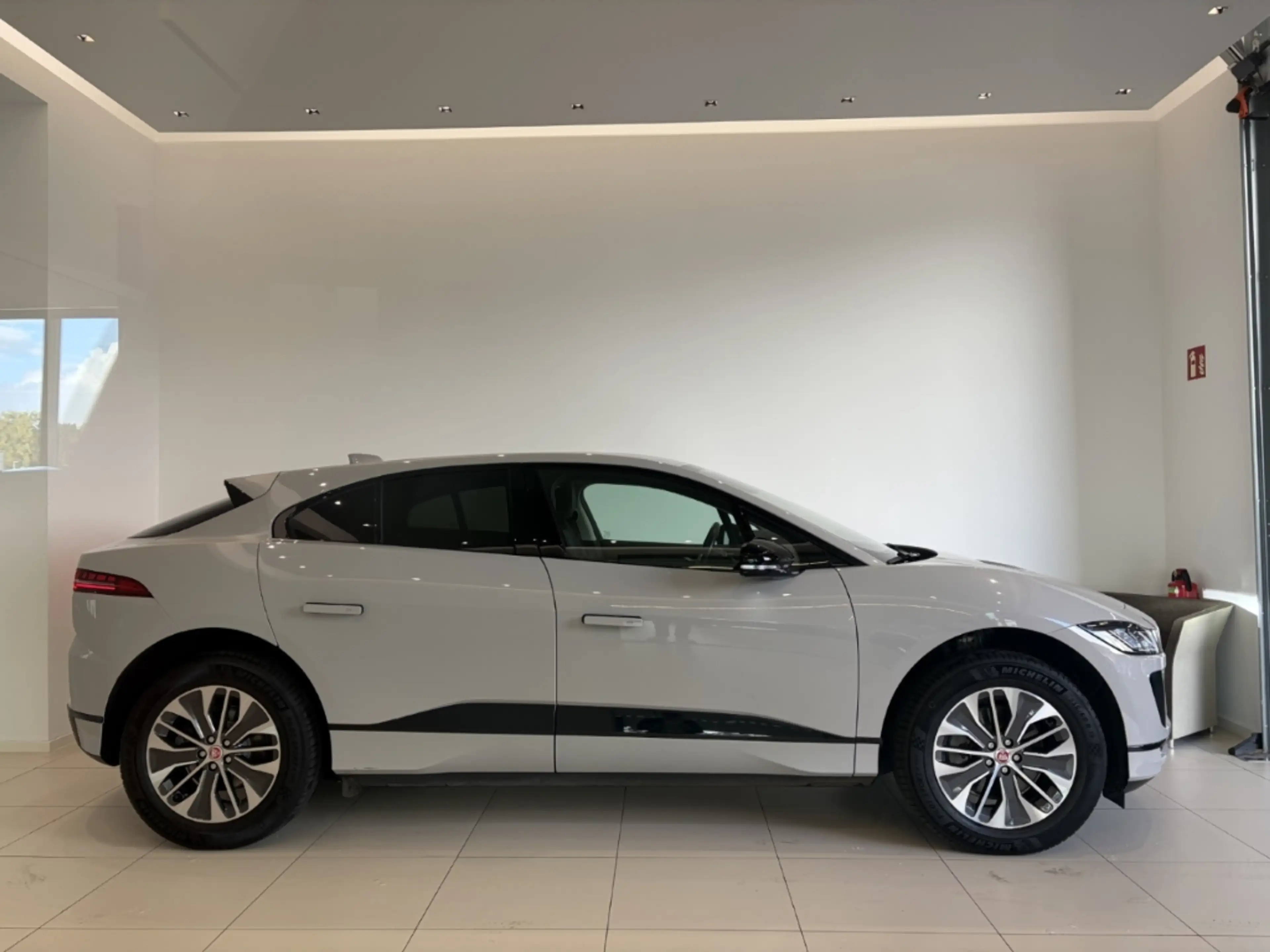 Jaguar I-Pace EV400 S AWD Black Pack & 19'' Rad — photo 6