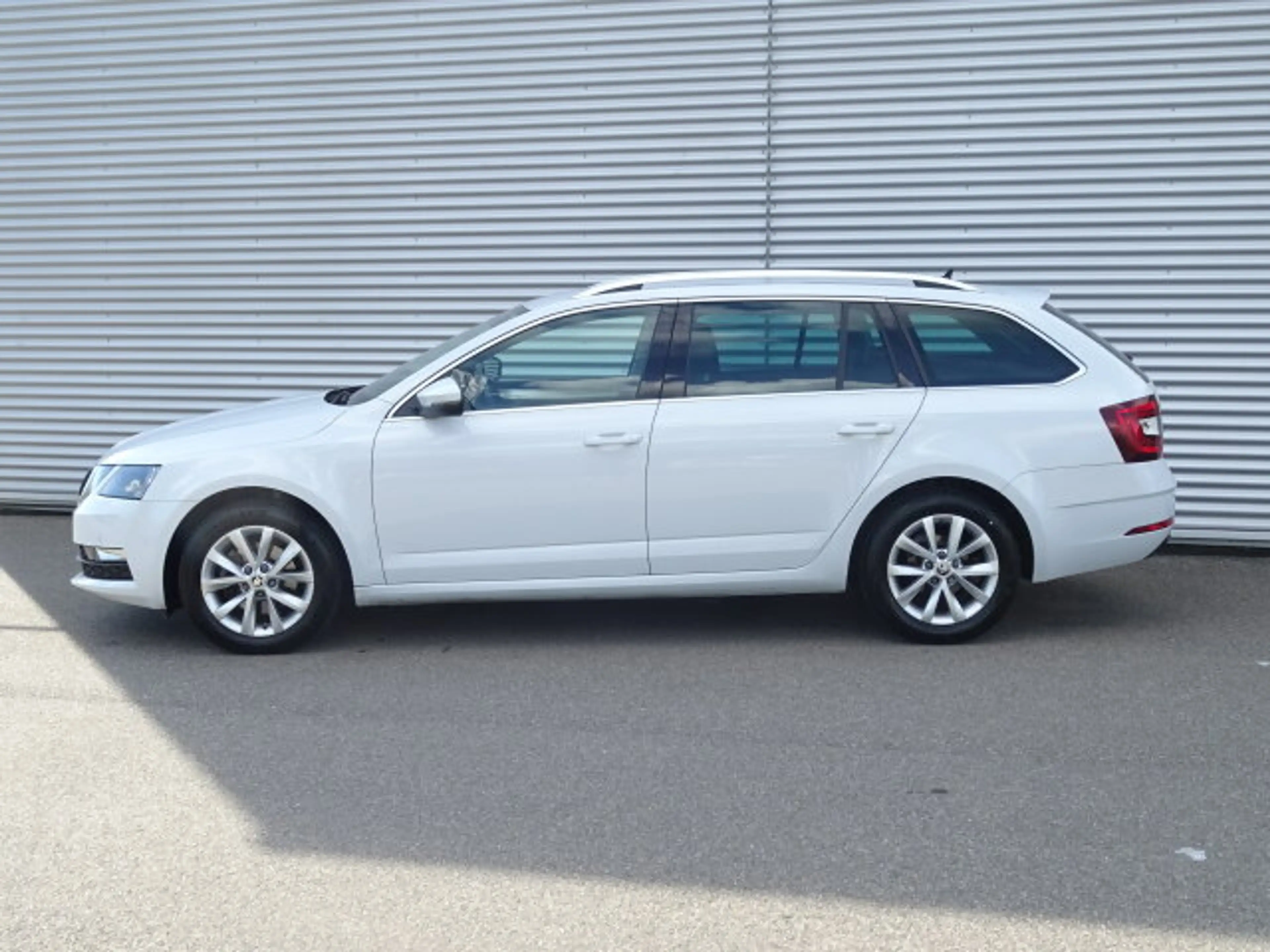 Skoda Octavia Combi Carplay DSG Leder Navi Sitzhzg Abstandsw. — photo 3