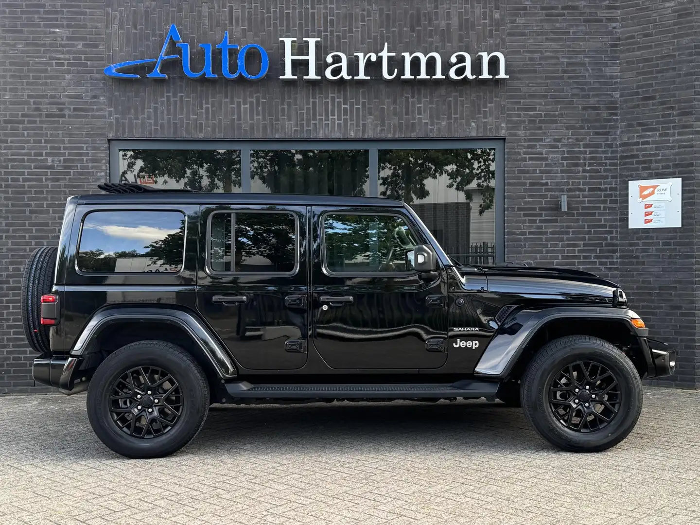 Jeep Wrangler Unlimited 4xe 380 Sahara Sky-one Cabrio|Stuurverwa Zwart - 2