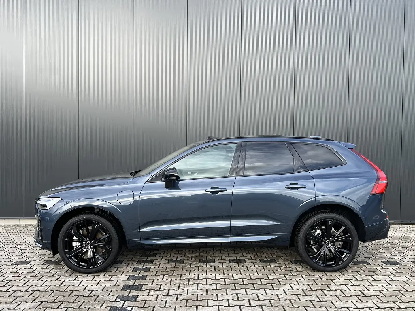 Volvo XC60 T6 Plug-in hybrid AWD Plus Black Edition | Direct Blauw - 2