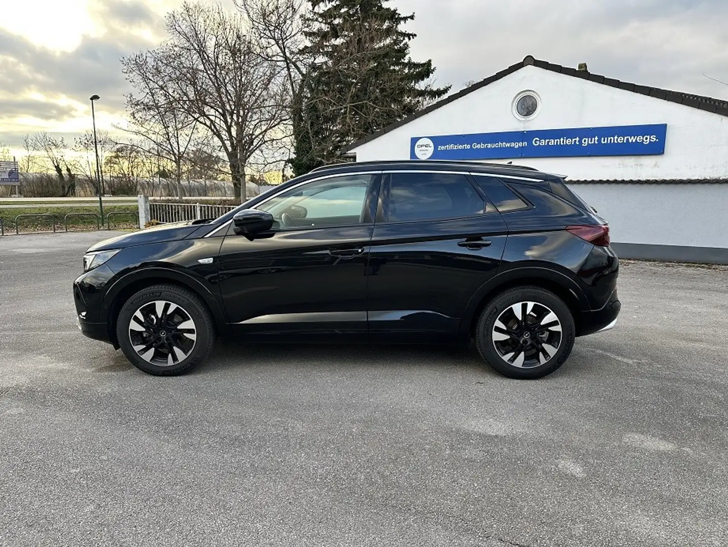 Opel Grandland 1,2 Design&Tech!LED,NAVI,KAMERA,TOP! Schwarz - 2