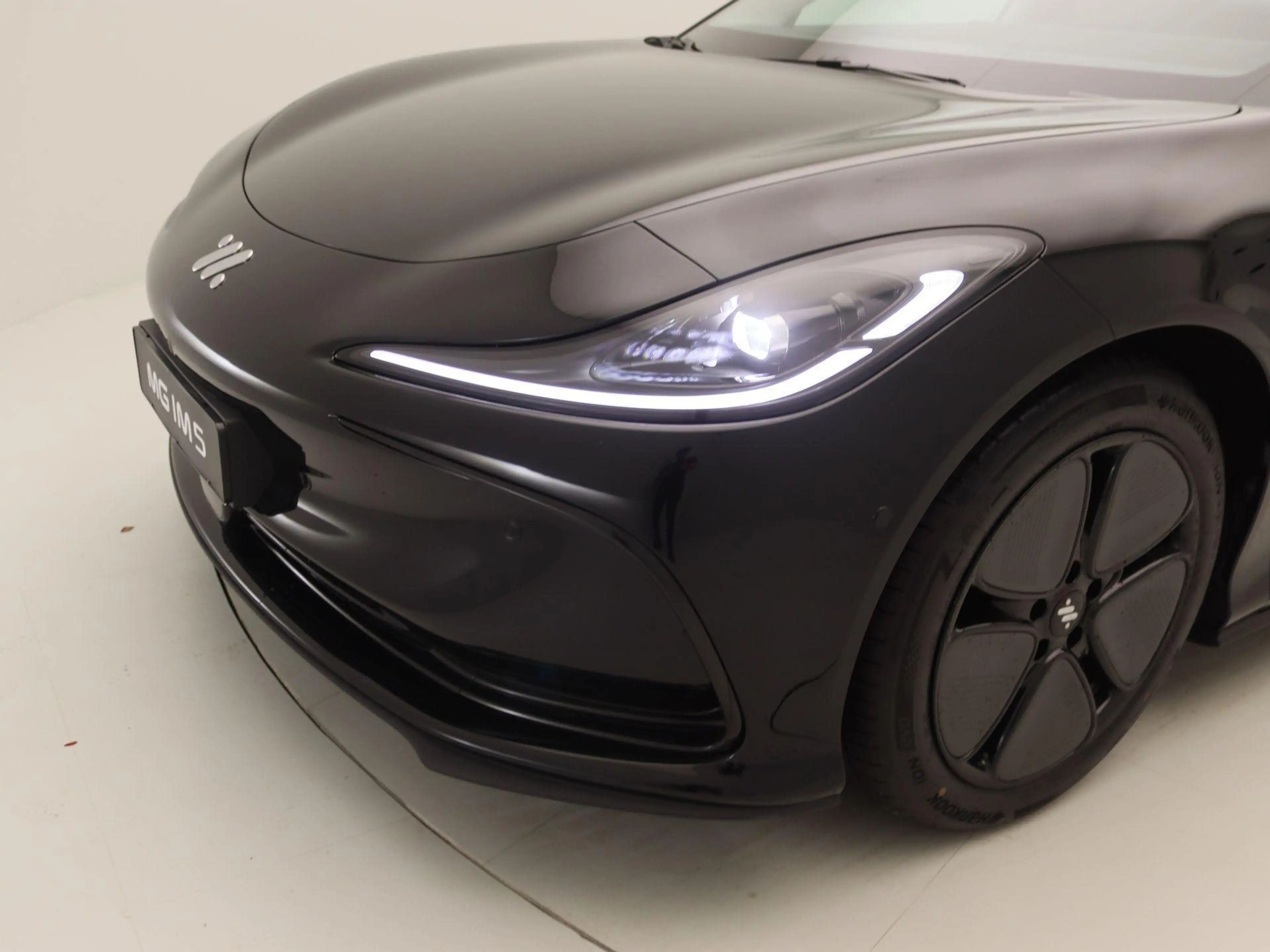 MG IM5 MG 100 Long Range RWD — photo 3