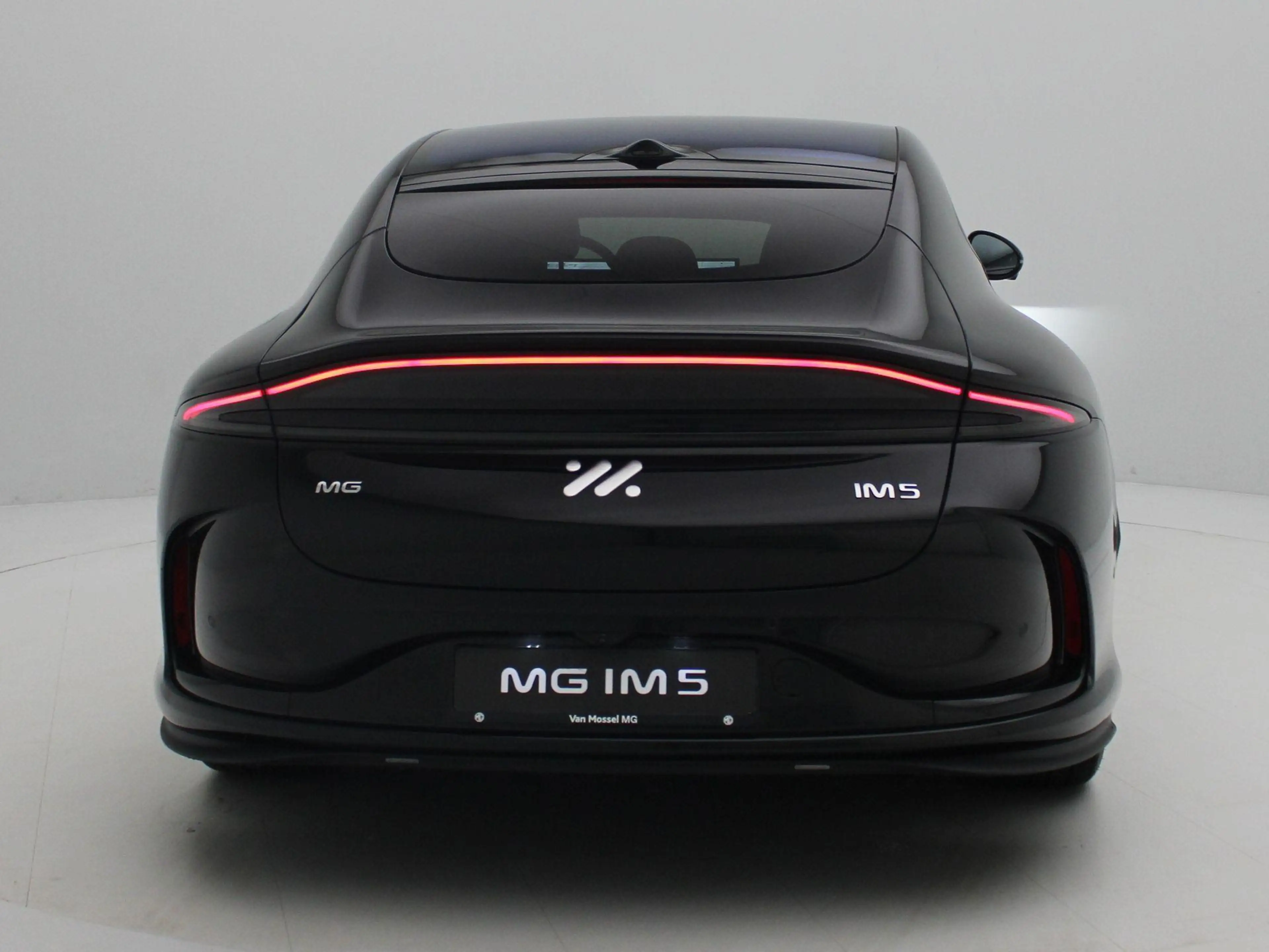 MG IM5 MG 100 Long Range RWD — photo 5