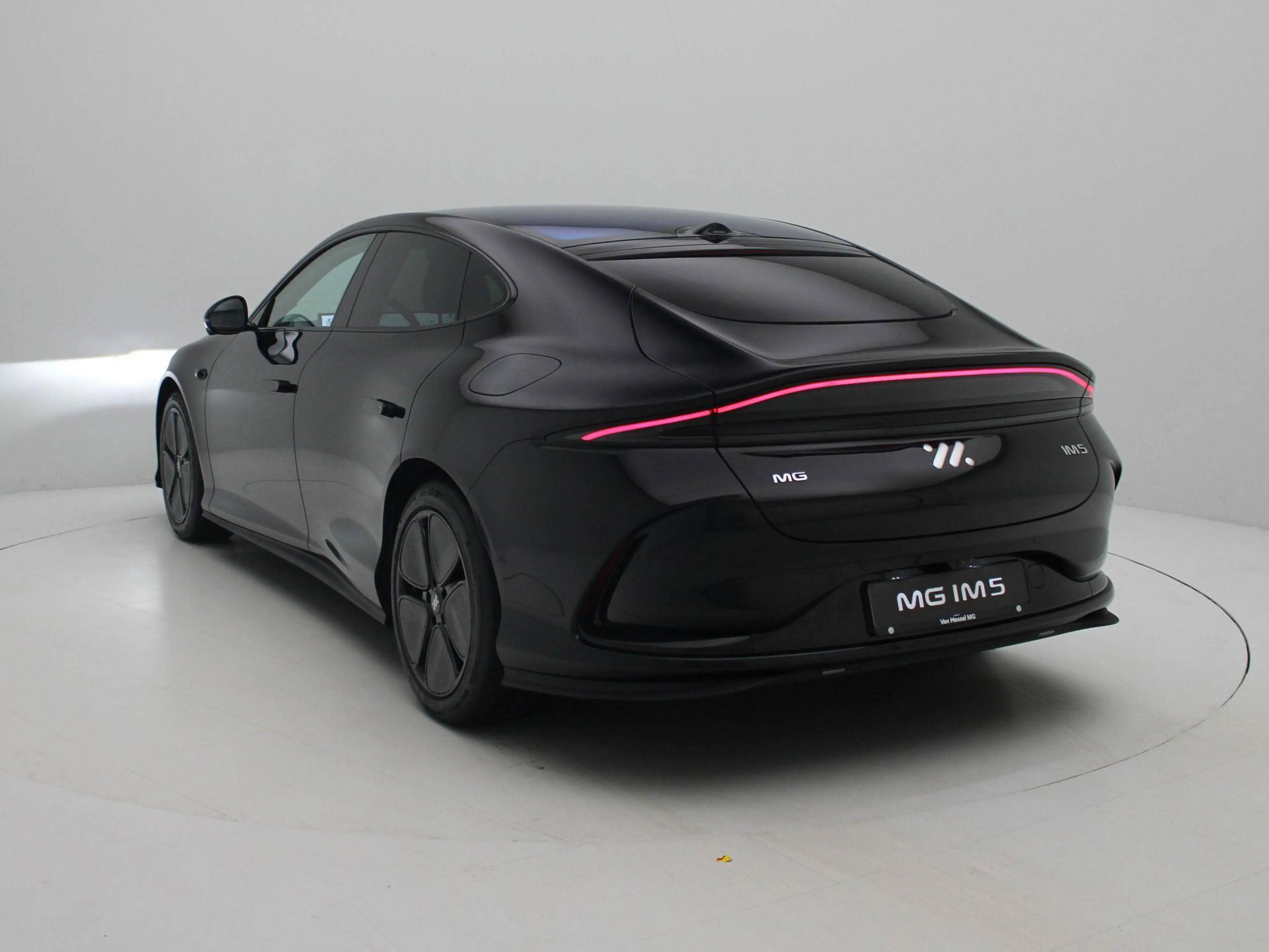 MG IM5 MG 100 Long Range RWD — photo 4
